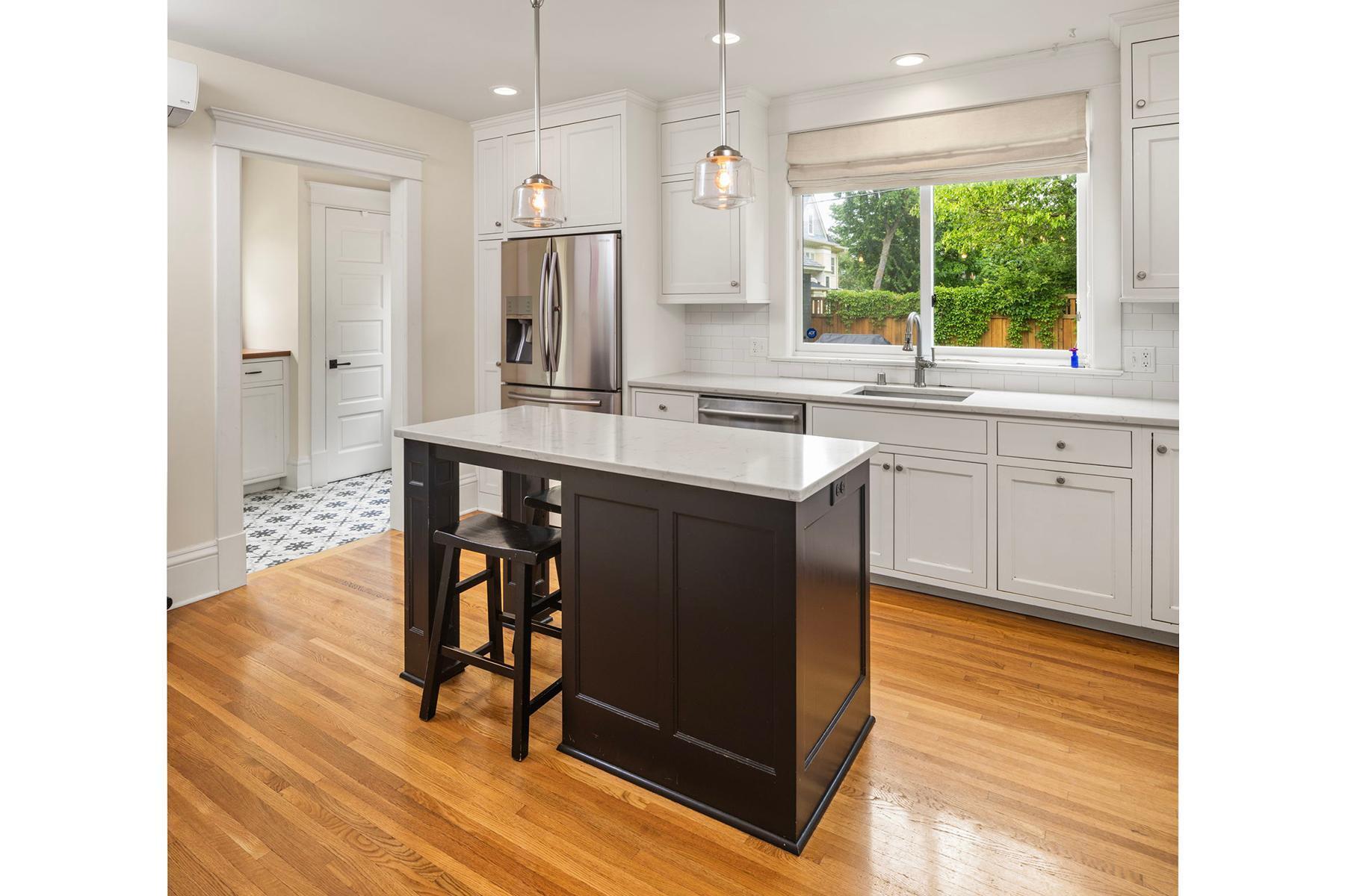 Minneapolis, Minnesota, 55403, United States, 3 Bedrooms Bedrooms, ,2 BathroomsBathrooms,Residential,For Sale,1901965