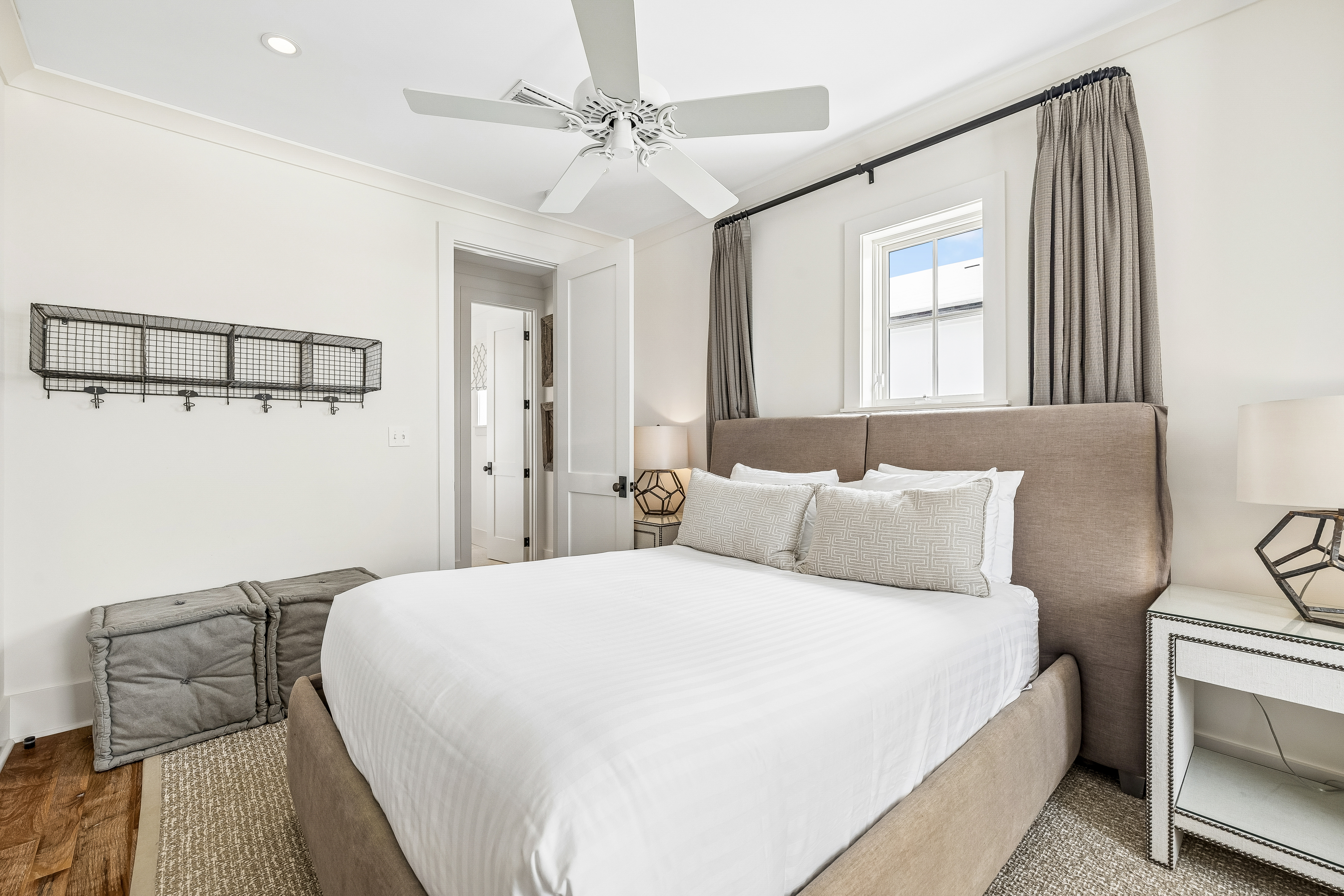  Courtyard Retreat with Dual Primary Suites in Coastal Community - 物件實景