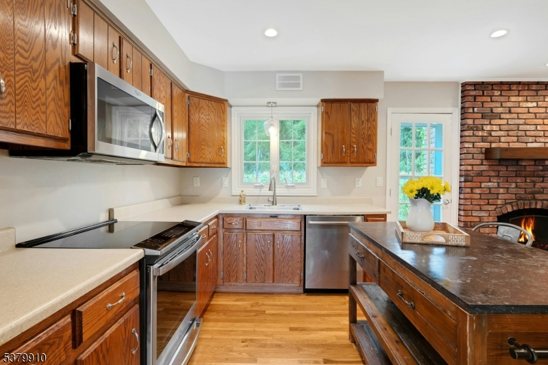 Mendham Boro, New Jersey, 07945, United States, 2 Bedrooms Bedrooms, ,3 BathroomsBathrooms,Residential,For Sale,1926186