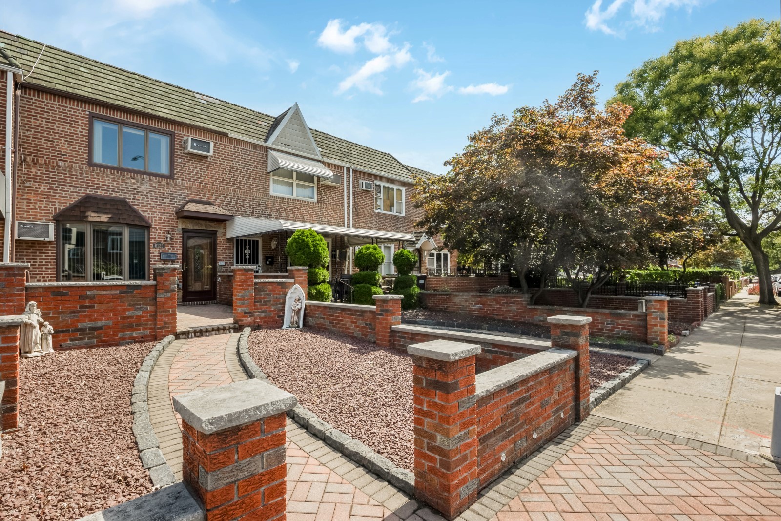 Middle Village, New York, 11379, United States, 2 Bedrooms Bedrooms, ,2 BathroomsBathrooms,Residential,For Sale,1941083