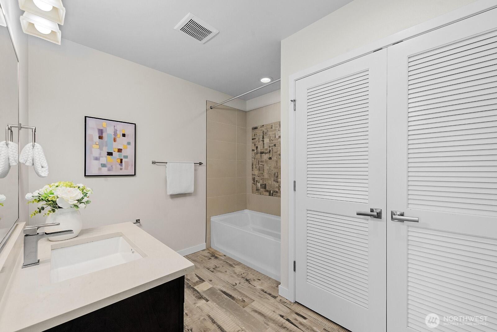 SEATTLE, Washington, 98115, United States, 2 Bedrooms Bedrooms, ,3 BathroomsBathrooms,Residential,For Sale,1918220
