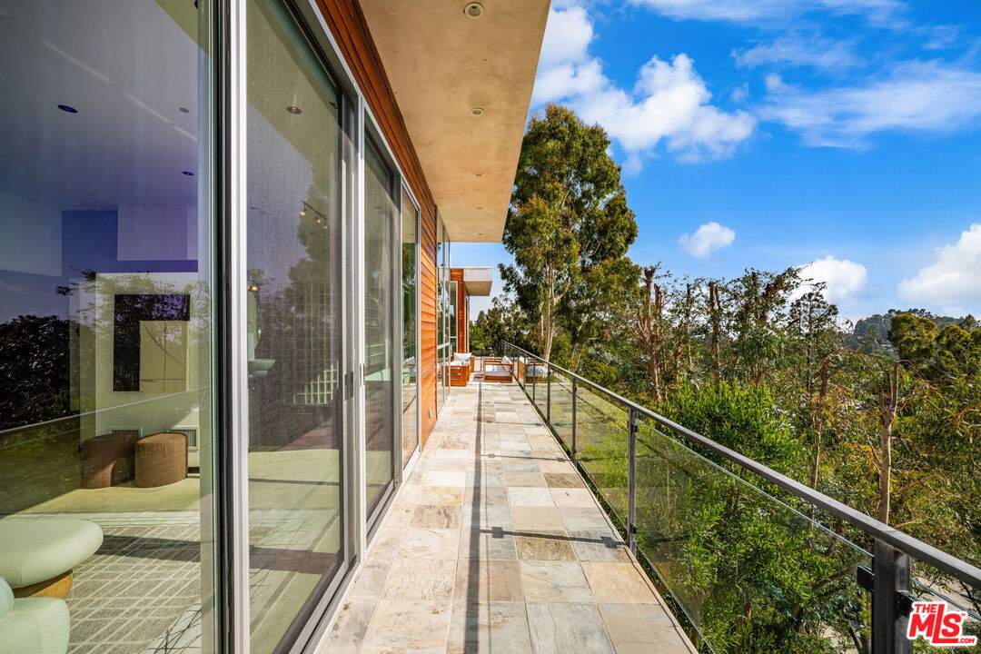 Los Angeles, California, 90049, United States, 4 Bedrooms Bedrooms, ,5 BathroomsBathrooms,Residential,For Sale,1901289