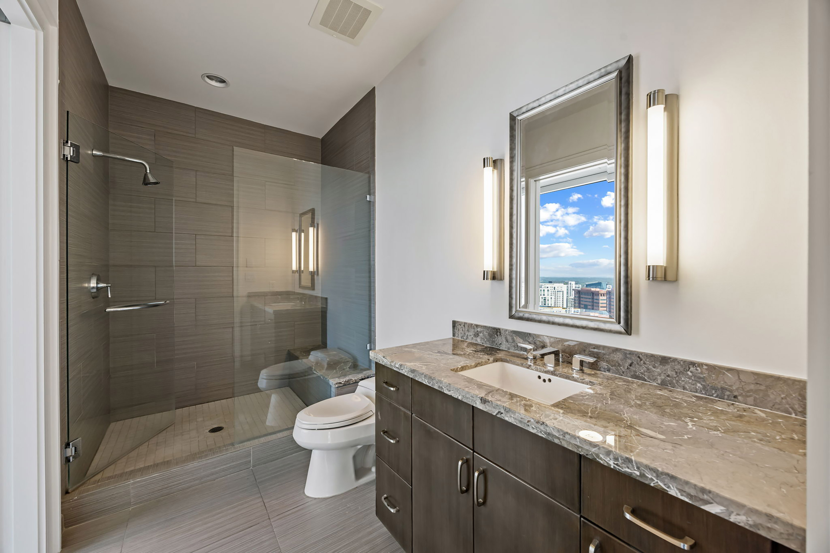  Exceptional Three Bedroom Plus Den Atop The Coveted Loews Hotel - 物件實景