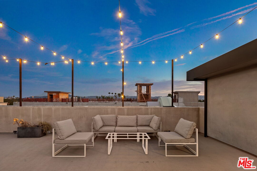 Valley Village, California, 91607, United States, 25 Bedrooms Bedrooms, ,Residential,For Sale,1932634