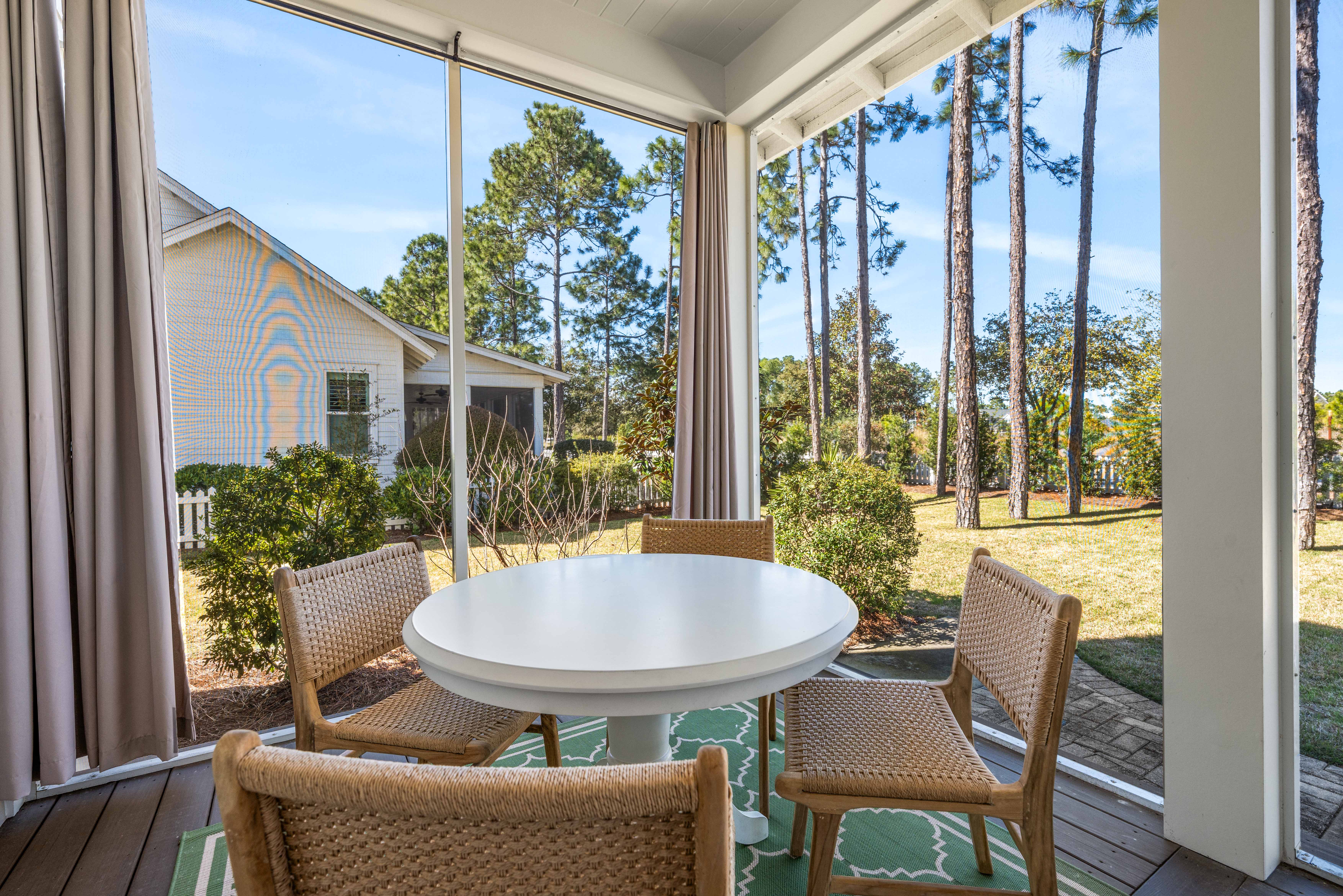  Oversized Corner Lot Home with Carriage House, Screened Porch & Fenced Yard - 物件實景