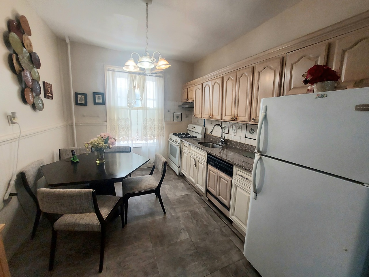 Brooklyn, New York, 11212, United States, 6 Bedrooms Bedrooms, ,2 BathroomsBathrooms,Residential,For Sale,1899398