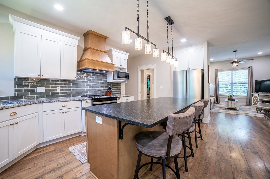 Bella Vista, Arkansas, 72714, United States, 3 Bedrooms Bedrooms, ,3 BathroomsBathrooms,Residential,For Sale,1959156