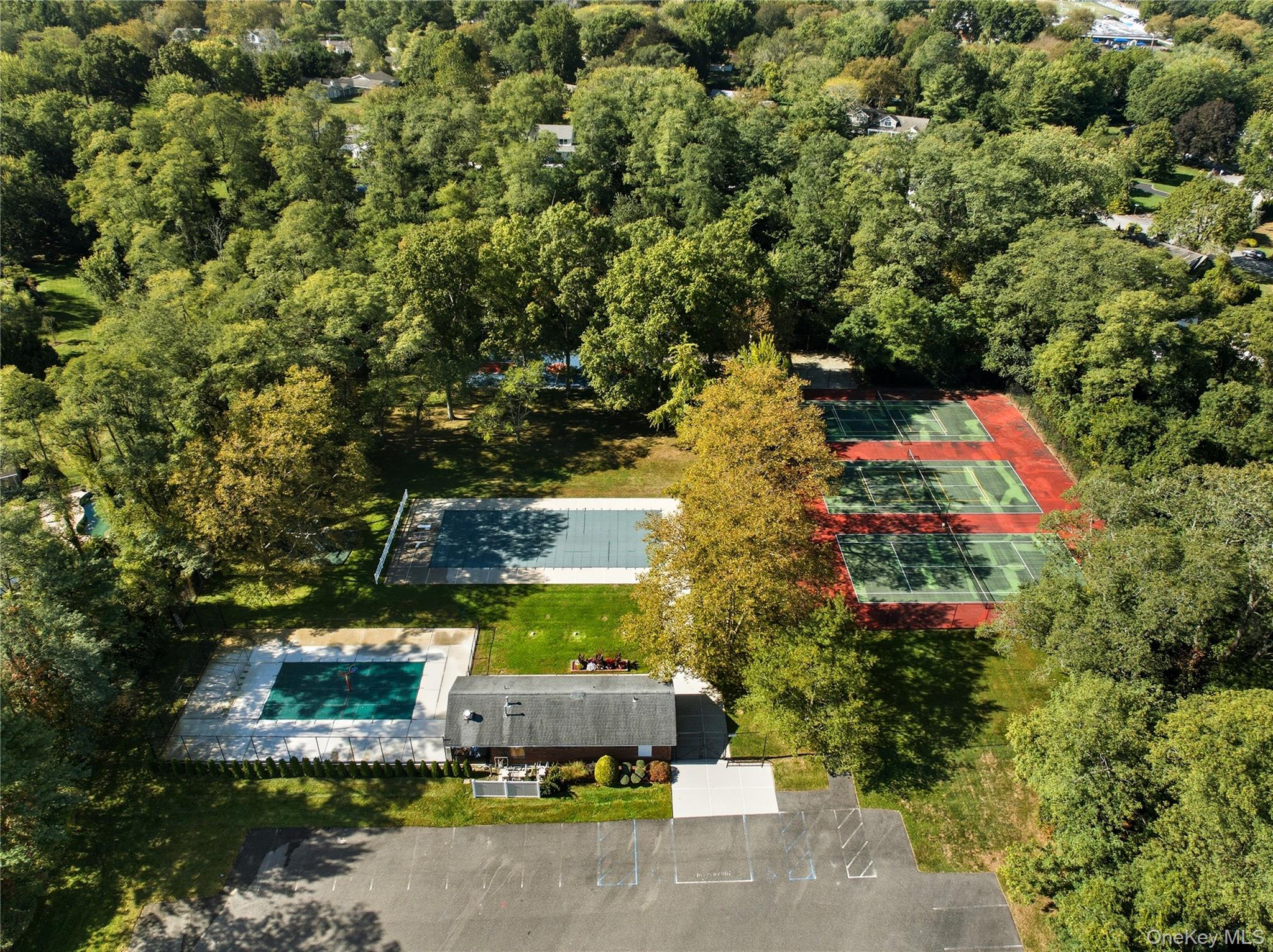 24 Thorngrove Lane, Dix Hills, NY, 11746 - 物件實景