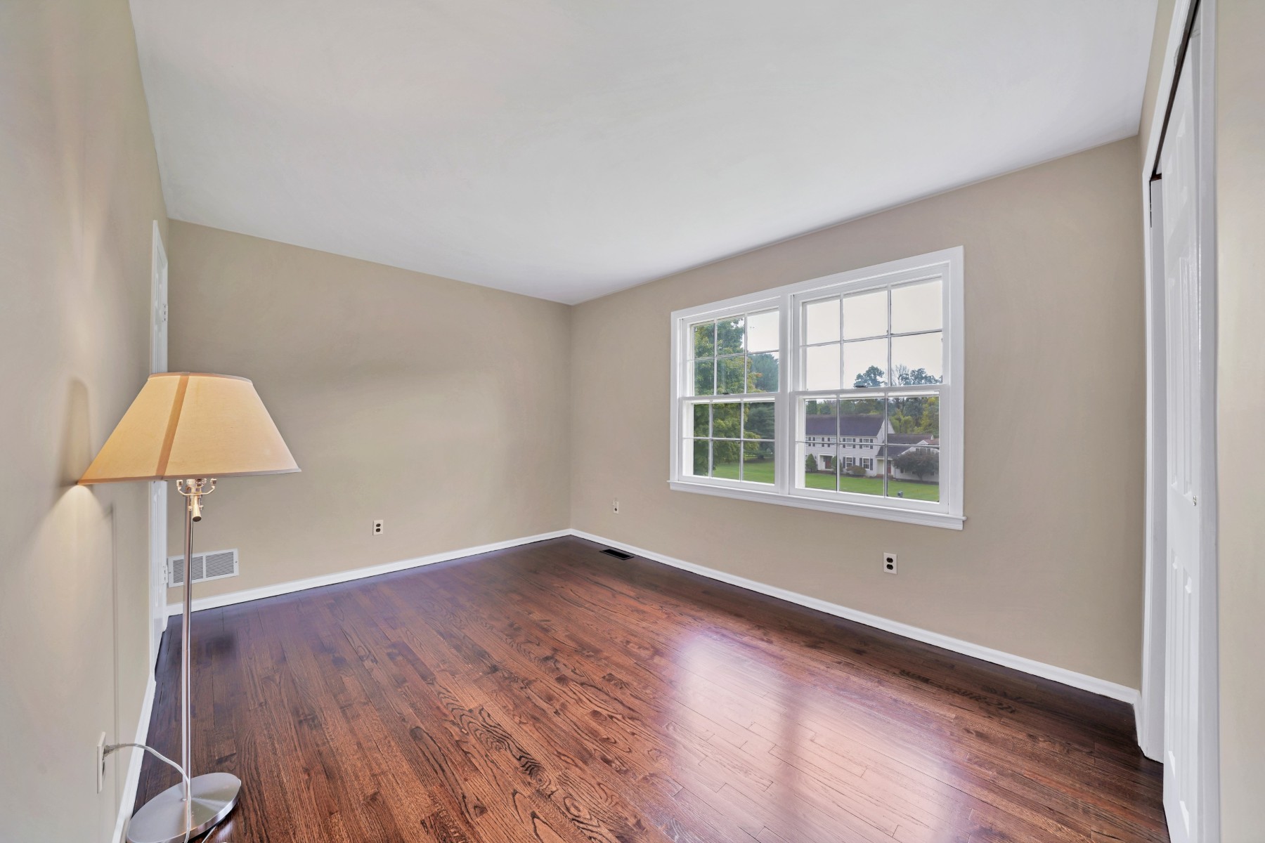  Beautifully Maintained Colonial with Expansive Backyard - 物件實景