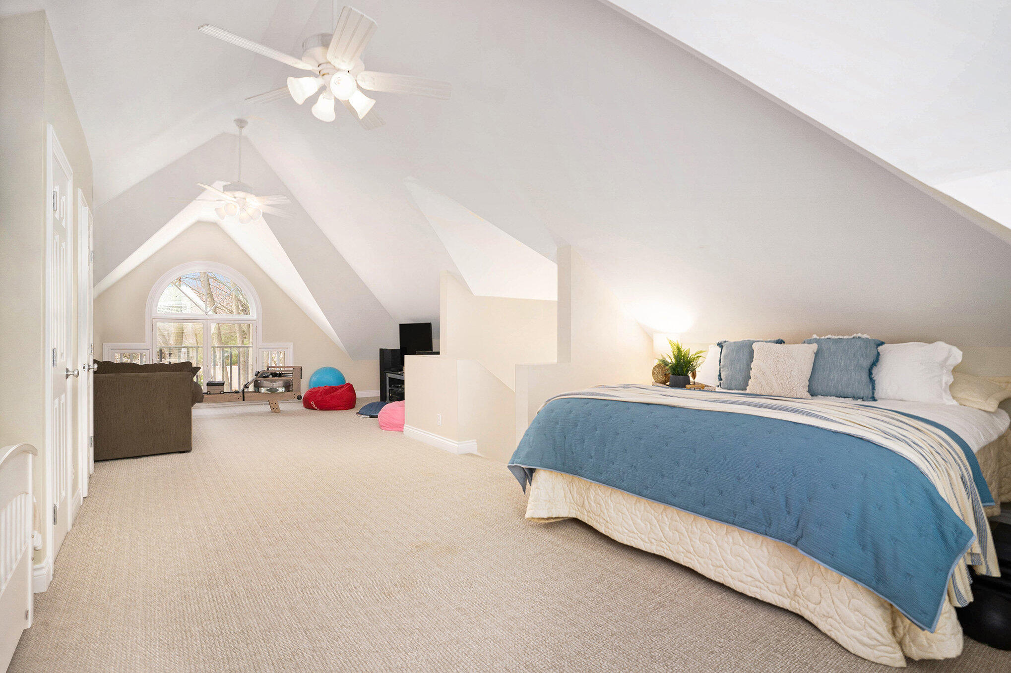 South Haven, Michigan, 49090, United States, 4 Bedrooms Bedrooms, ,4 BathroomsBathrooms,Residential,For Sale,1945011