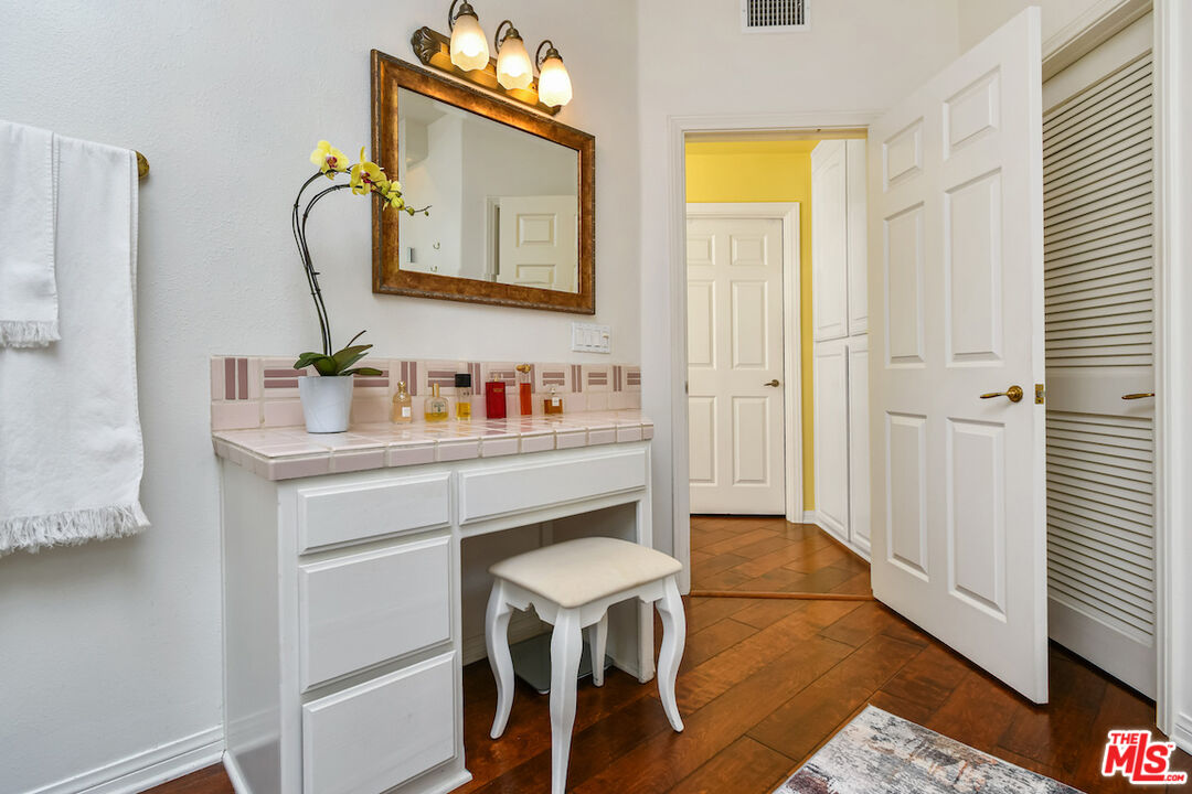 Sherman Oaks, California, 91403, United States, 2 Bedrooms Bedrooms, ,3 BathroomsBathrooms,Residential,For Sale,1951030