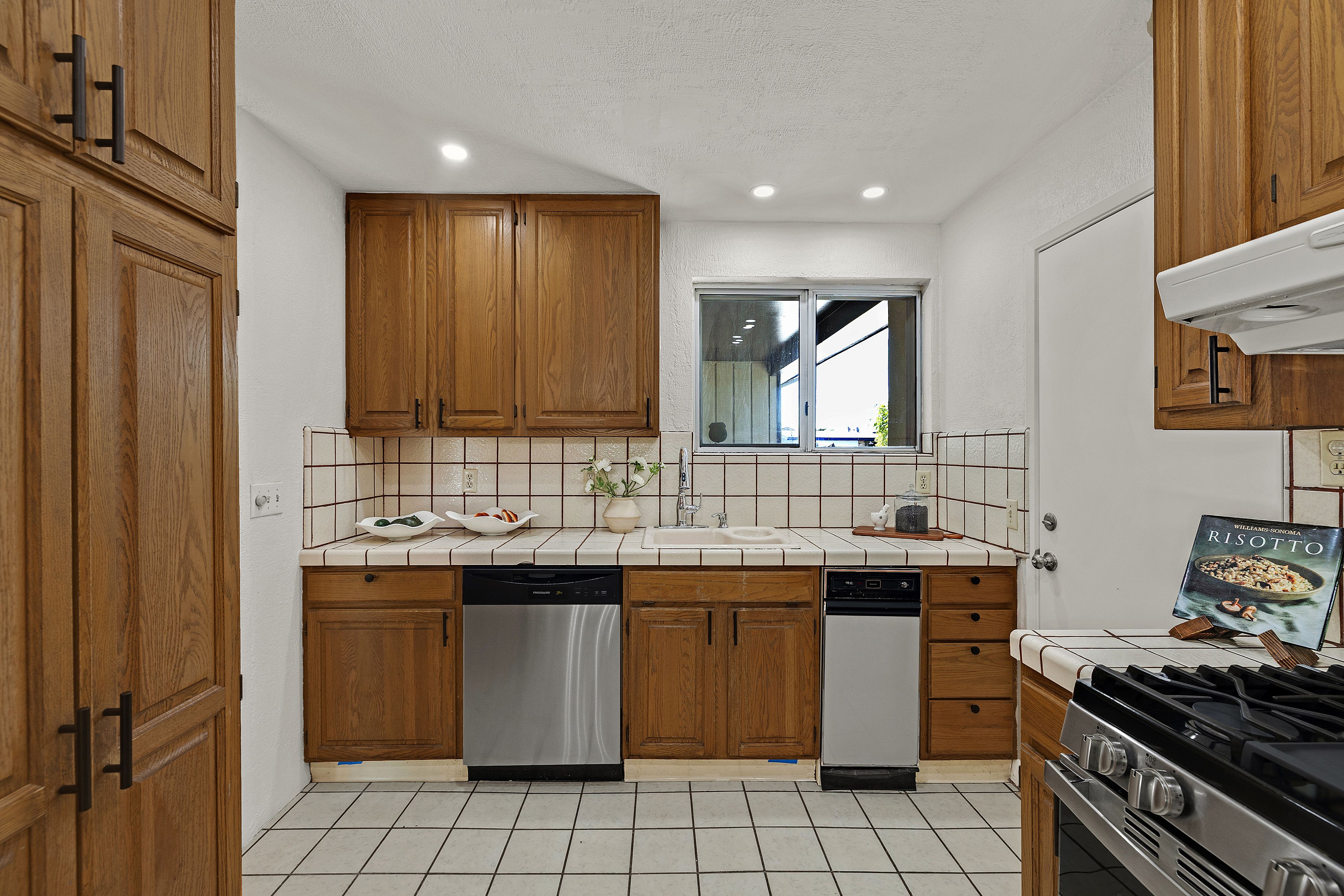  Classic Charm and Modern Comfort in This Rare San Lorenzo Home - 物件實景