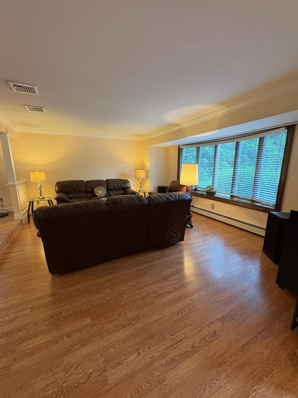 Hauppauge, New York, 11788, United States, 4 Bedrooms Bedrooms, ,3 BathroomsBathrooms,Residential,For Sale,1924109