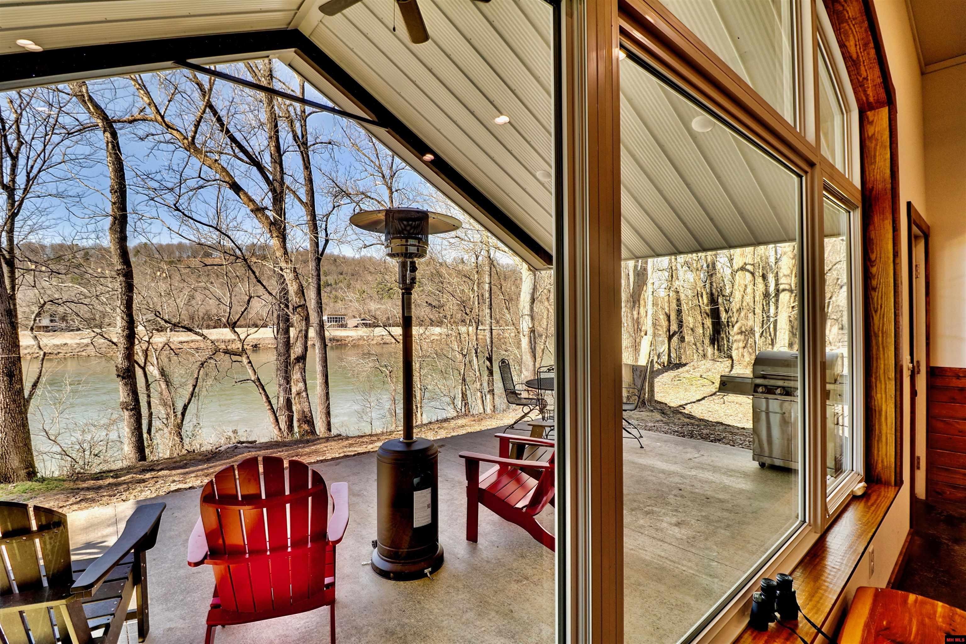 Norfork, Arkansas, 72658, United States, 4 Bedrooms Bedrooms, ,4 BathroomsBathrooms,Residential,For Sale,1976575