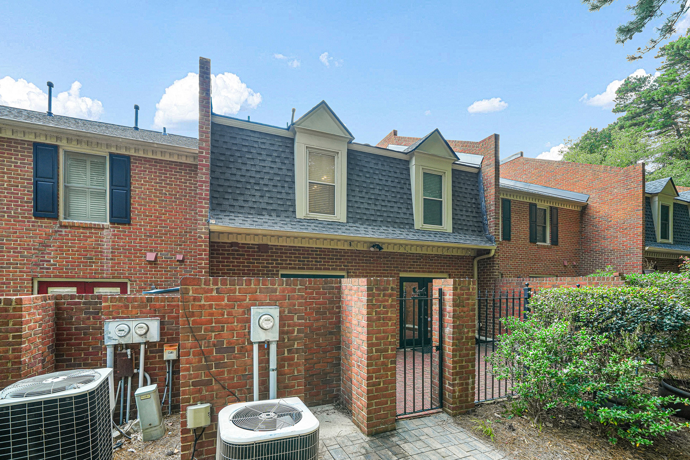  Beautiful Brick Townhome Offers Peaceful Park-like Living in Buckhead - 物件實景