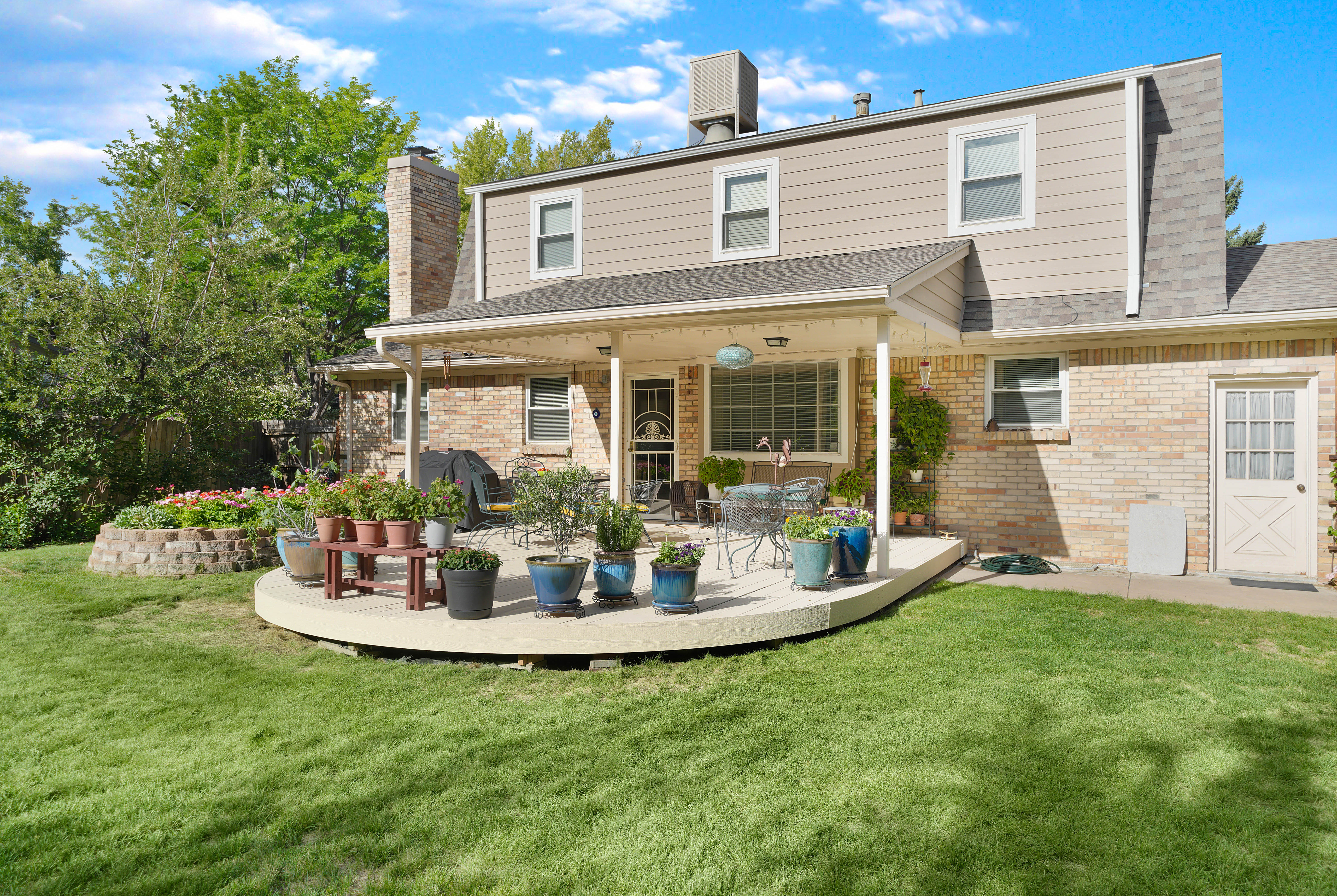  Two-Story Home with Covered Patio and Raised Garden Beds - 物件實景