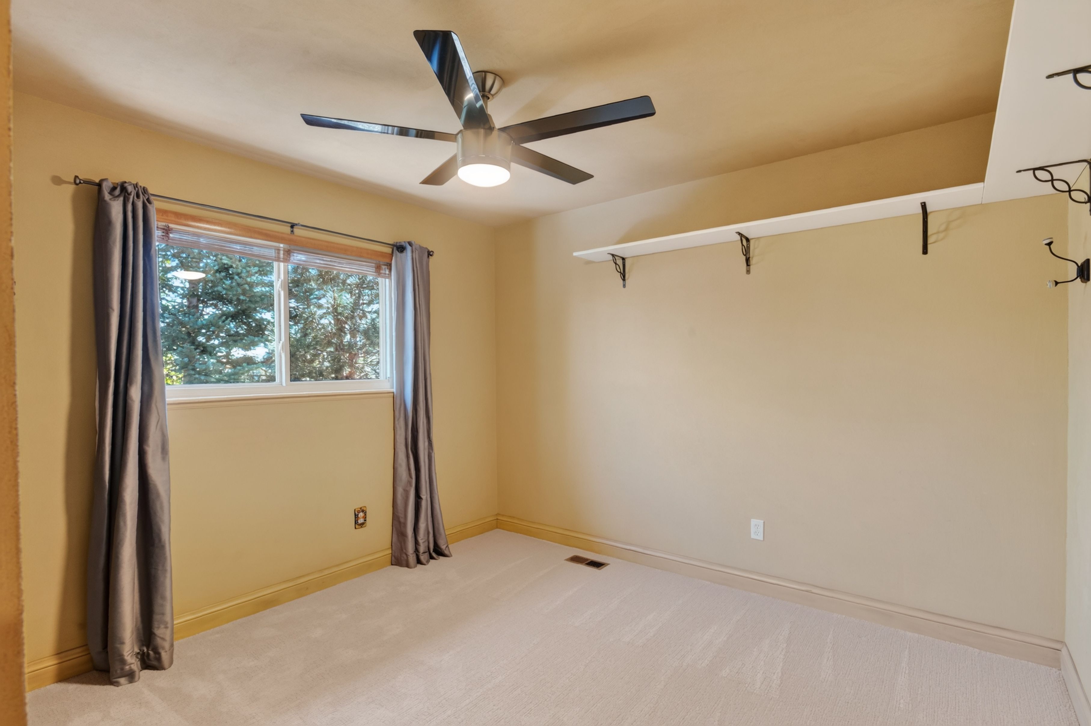  Unique Kitchen & Vaulted Beamed Room Near Cherry Creek State Park Retreat - 物件實景