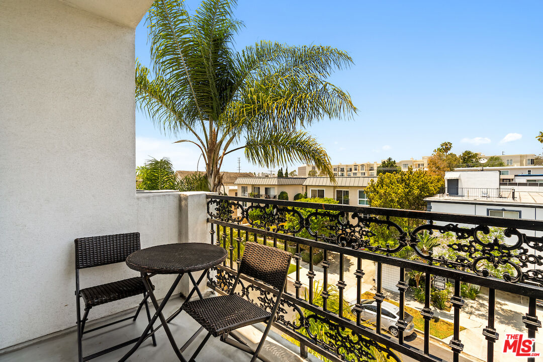 Los Angeles, California, 90049, United States, 3 Bedrooms Bedrooms, ,3 BathroomsBathrooms,Residential,For Sale,1885770