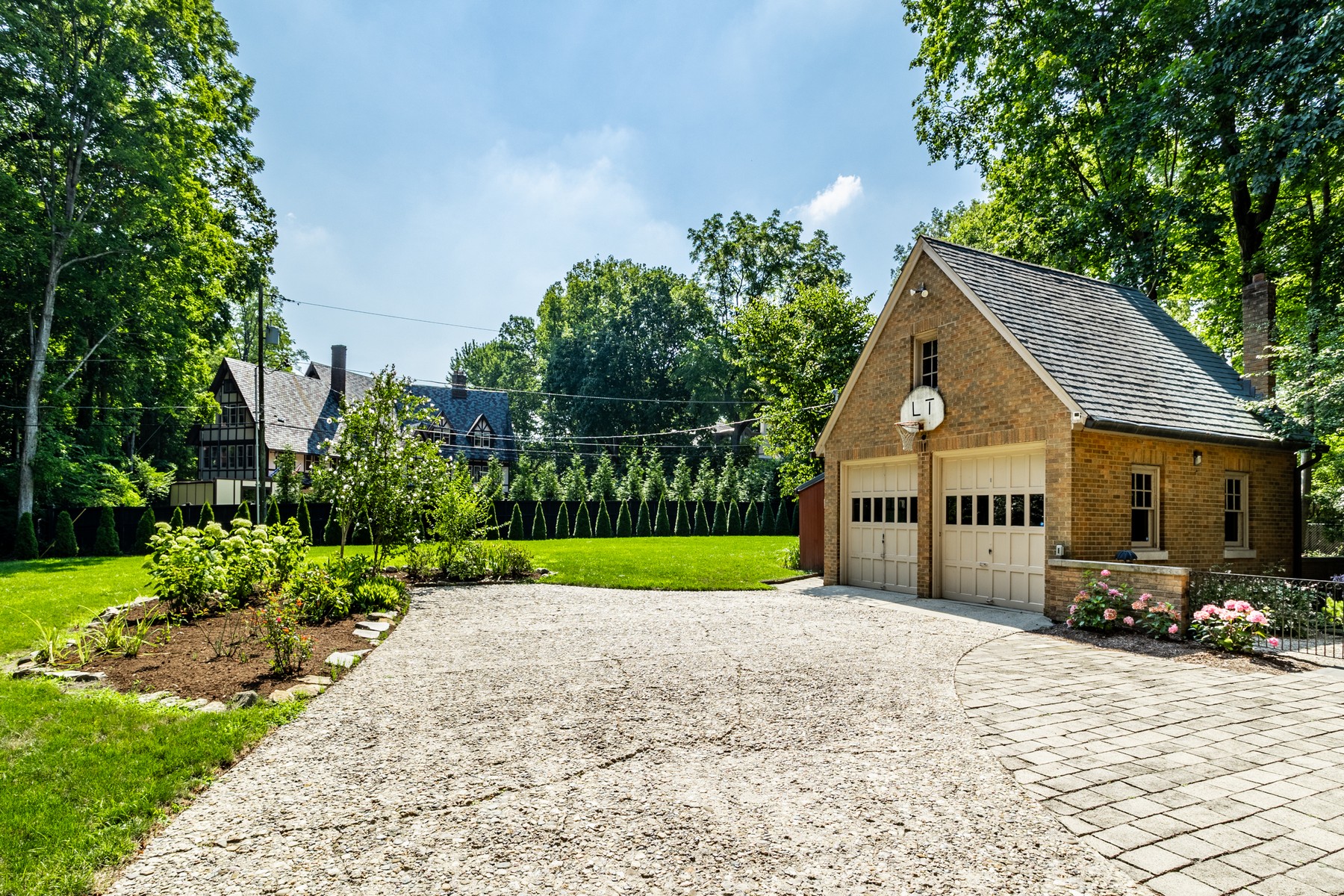  Gated English Tudor Home on One of the Most Desirable Blocks in Meridian Kessler - 物件實景