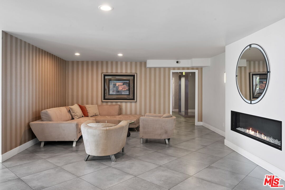 West Hollywood, California, 90069, United States, 2 Bedrooms Bedrooms, ,2 BathroomsBathrooms,Residential,For Sale,1786115