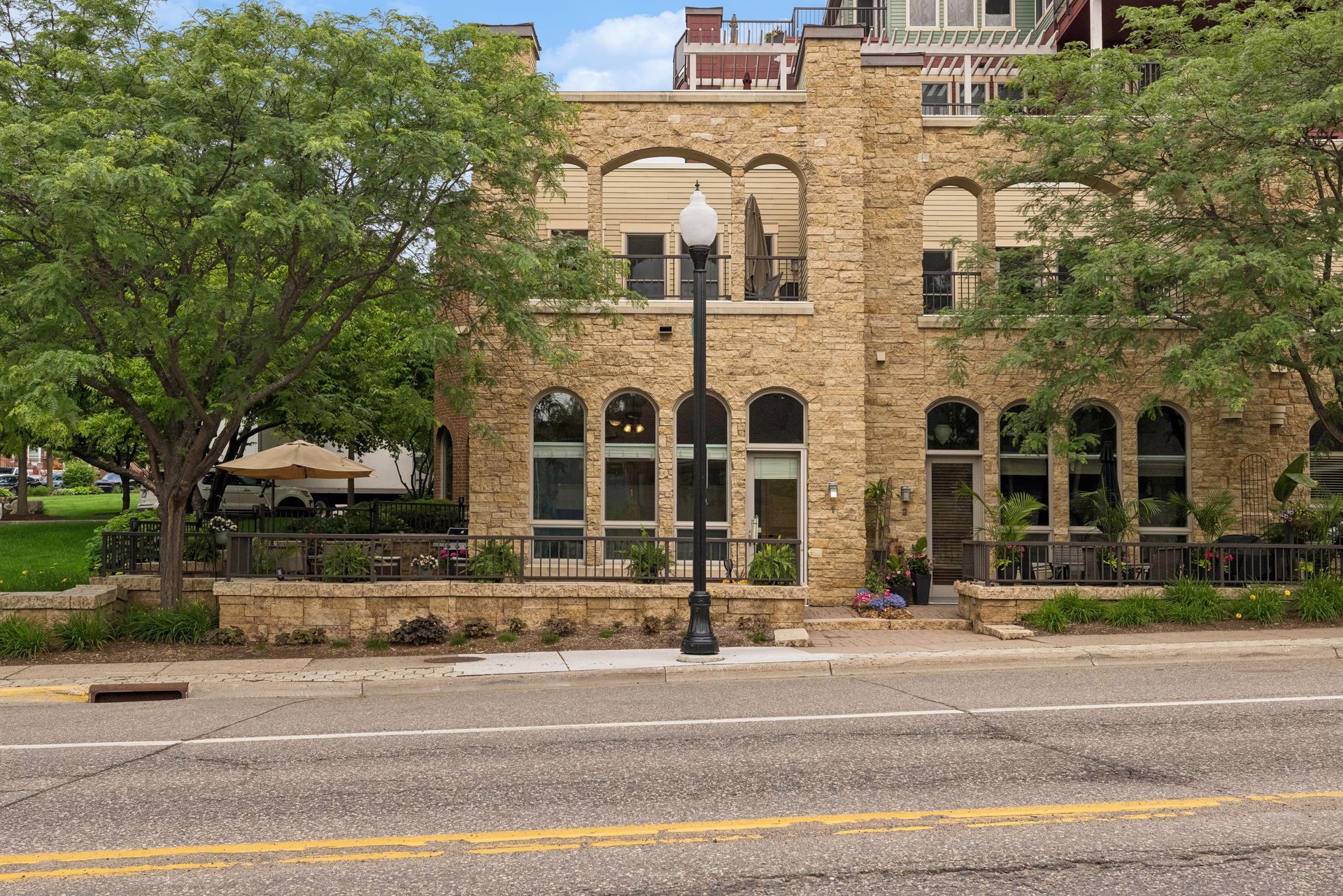  Timeless Brownstone Living in the Heart of Stillwater - 物件實景