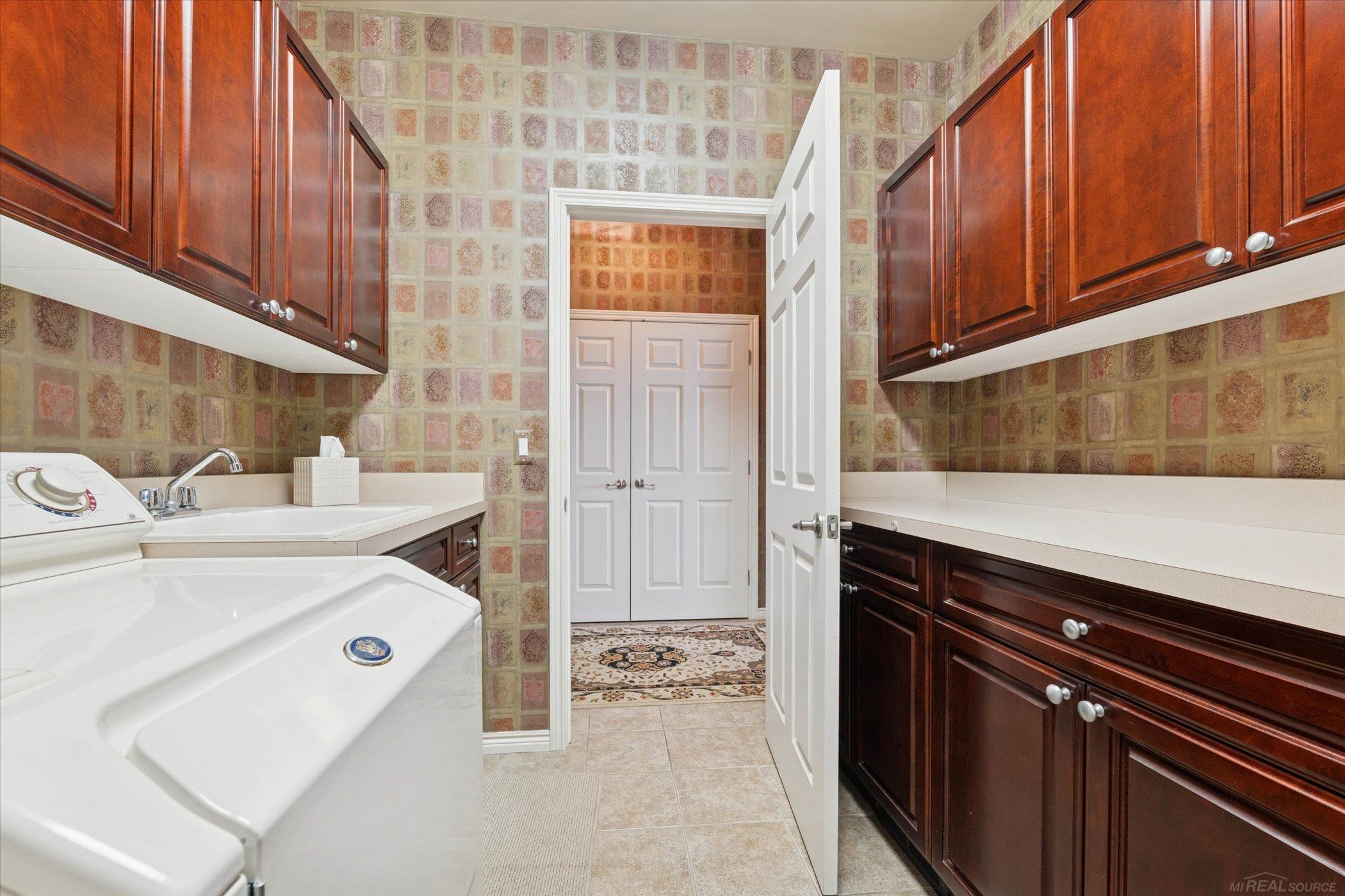 Oakland Twp, Michigan, 48306, United States, 2 Bedrooms Bedrooms, ,4 BathroomsBathrooms,Residential,For Sale,1984320