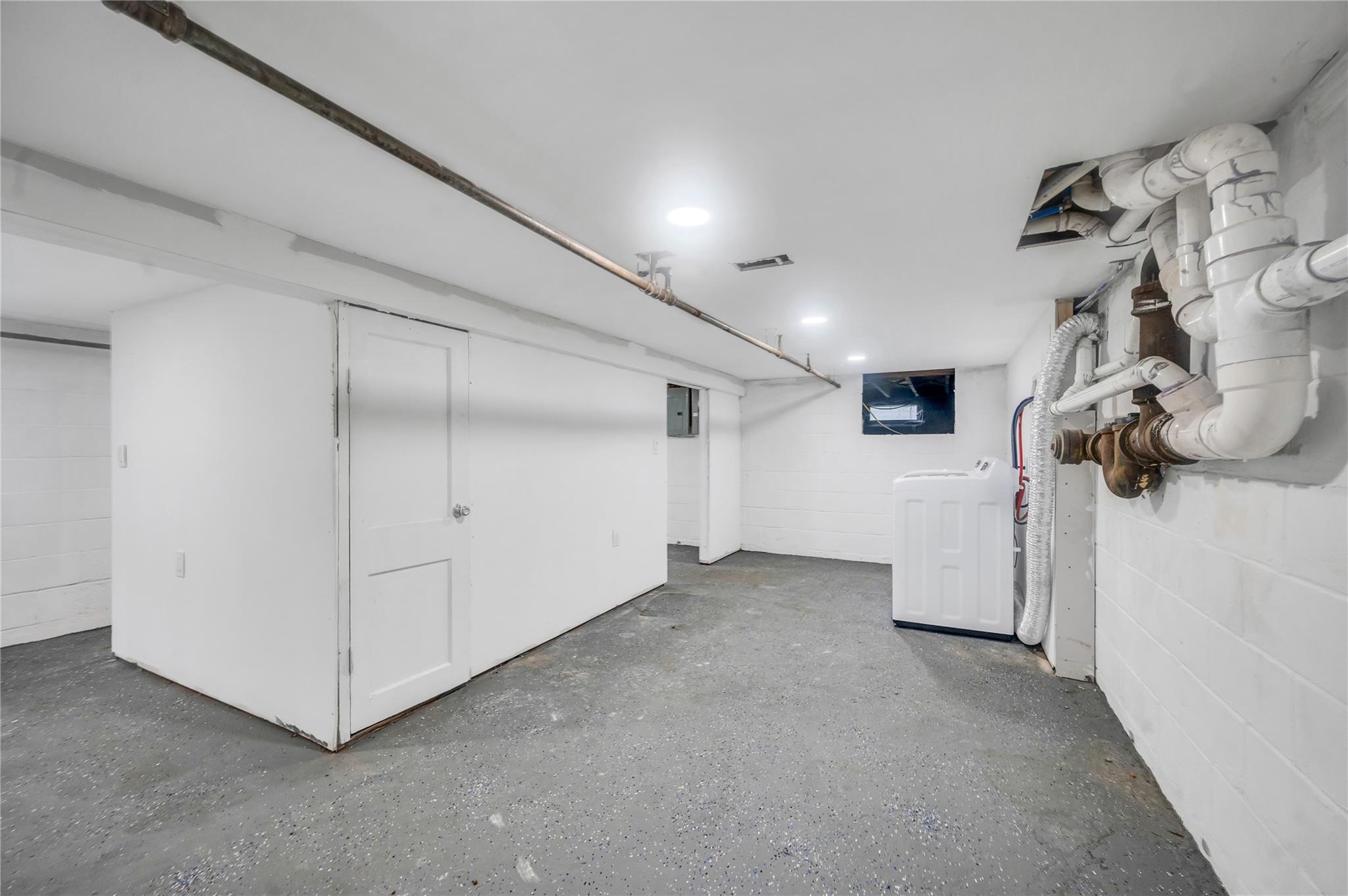 Shirley, New York, 11967, United States, 5 Bedrooms Bedrooms, ,2 BathroomsBathrooms,Residential,For Sale,1965339