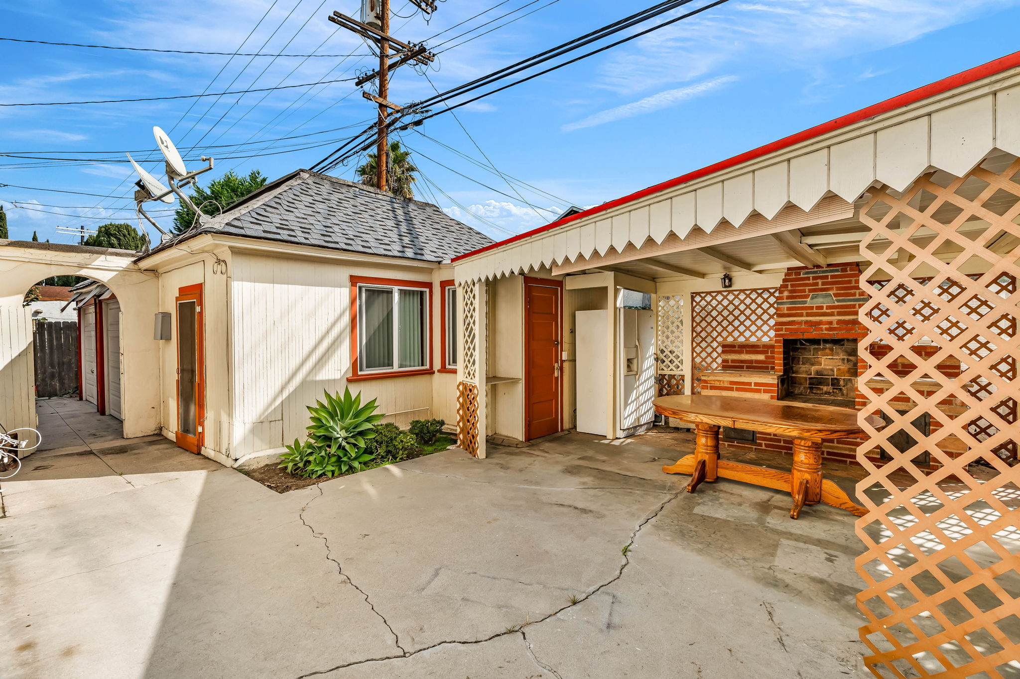  1412 S Victoria Ave - 物件實景
