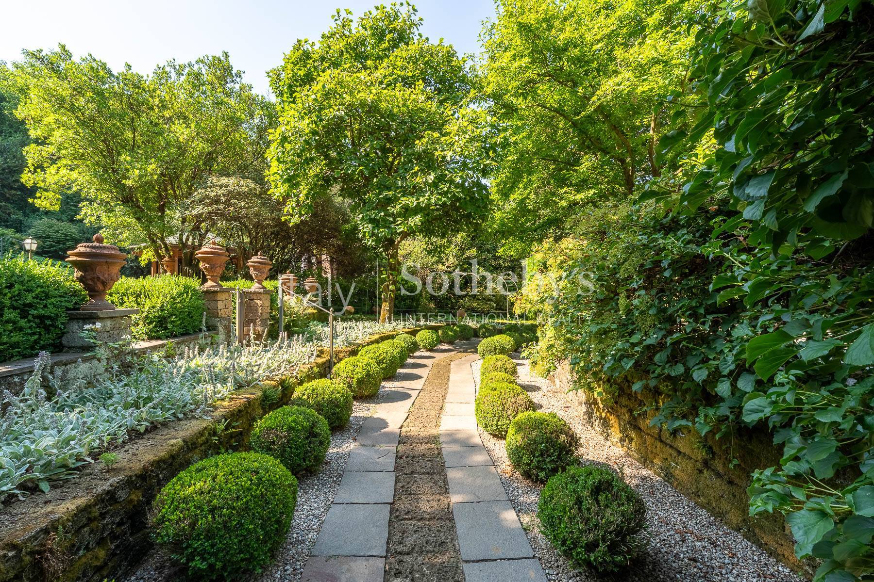  Prestigious residence with a magnificent landscaped garden. - 物件實景
