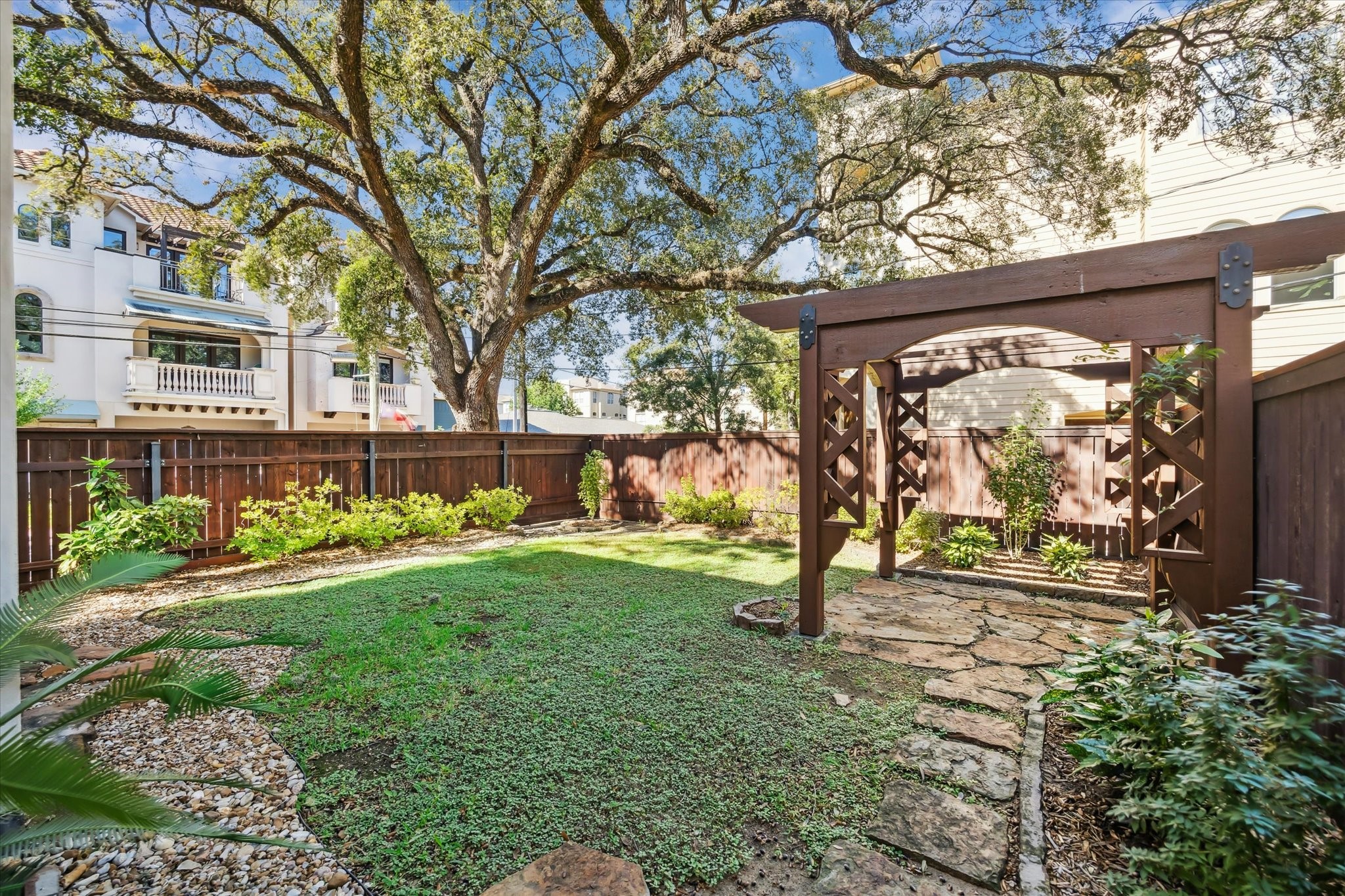  4320 Dickson - 物件實景