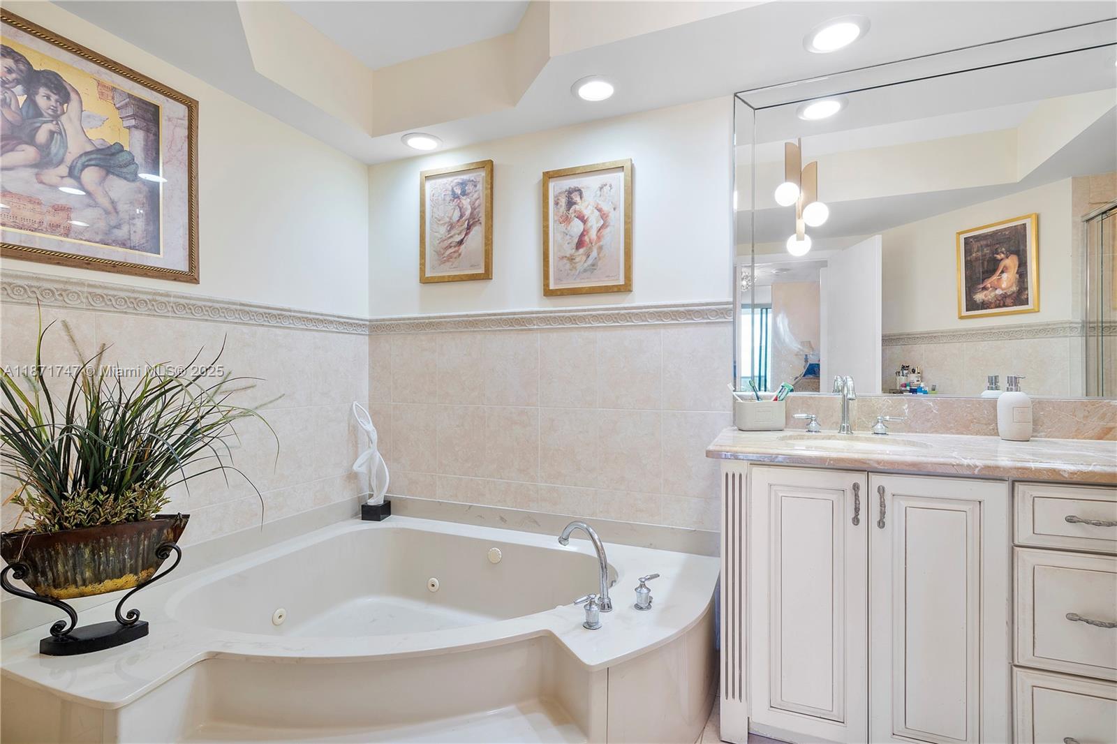 Aventura, Florida, 33180, United States, 2 Bedrooms Bedrooms, ,2 BathroomsBathrooms,Residential,For Sale,1939404