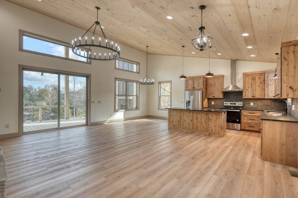 Hayesville, North Carolina, 28904, United States, 3 Bedrooms Bedrooms, ,4 BathroomsBathrooms,Residential,For Sale,1839913