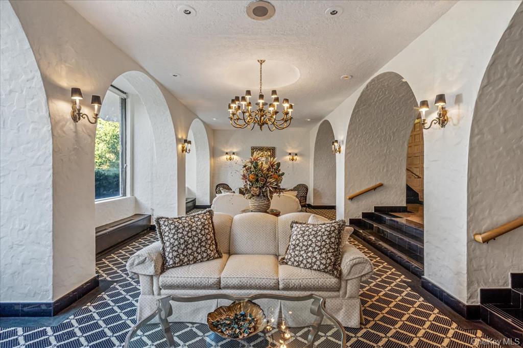 Bayside, New York, 11360, United States, 2 Bedrooms Bedrooms, ,2 BathroomsBathrooms,Residential,For Sale,1974426