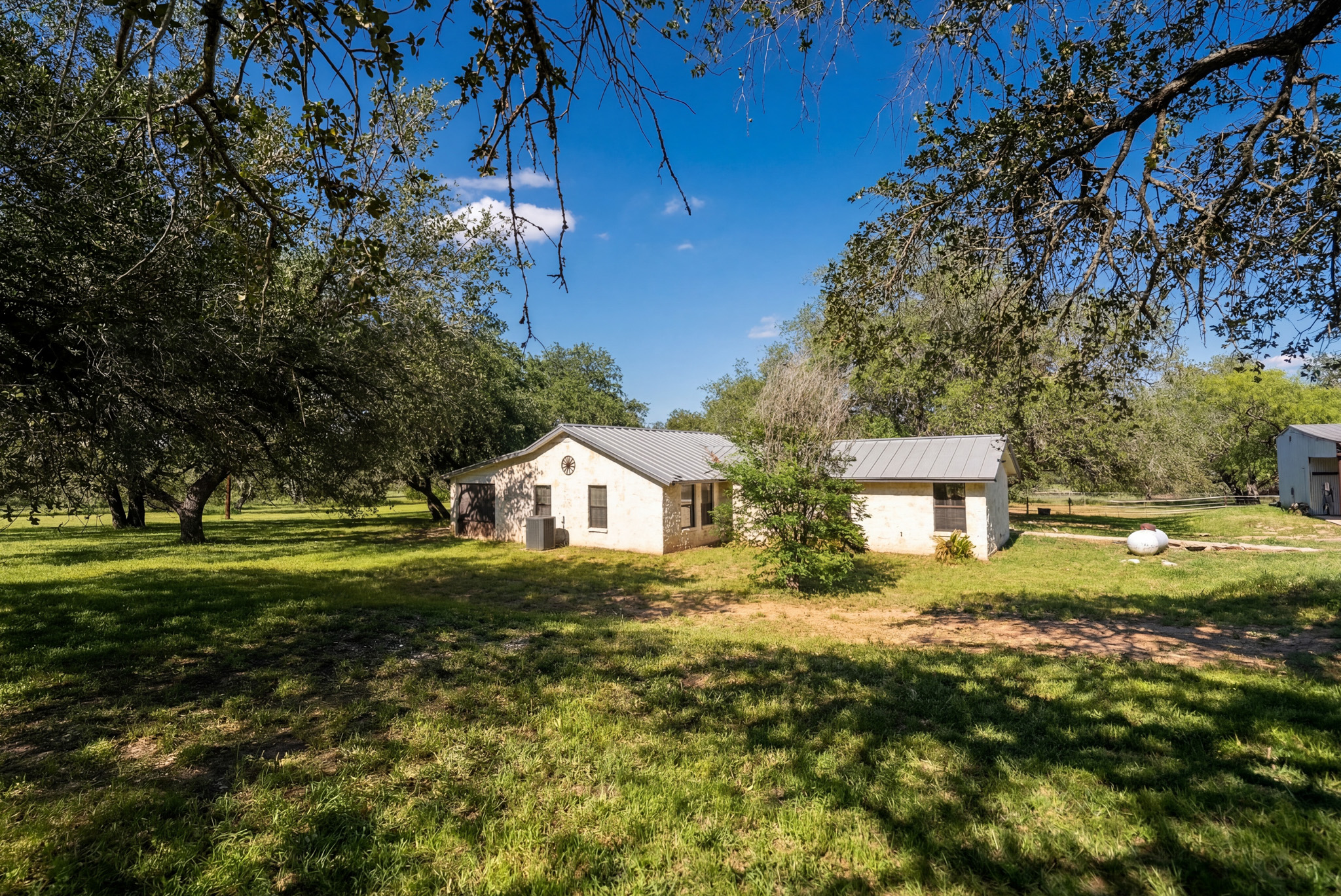  Private 10-Acre Horse Property in Lytle - 物件實景