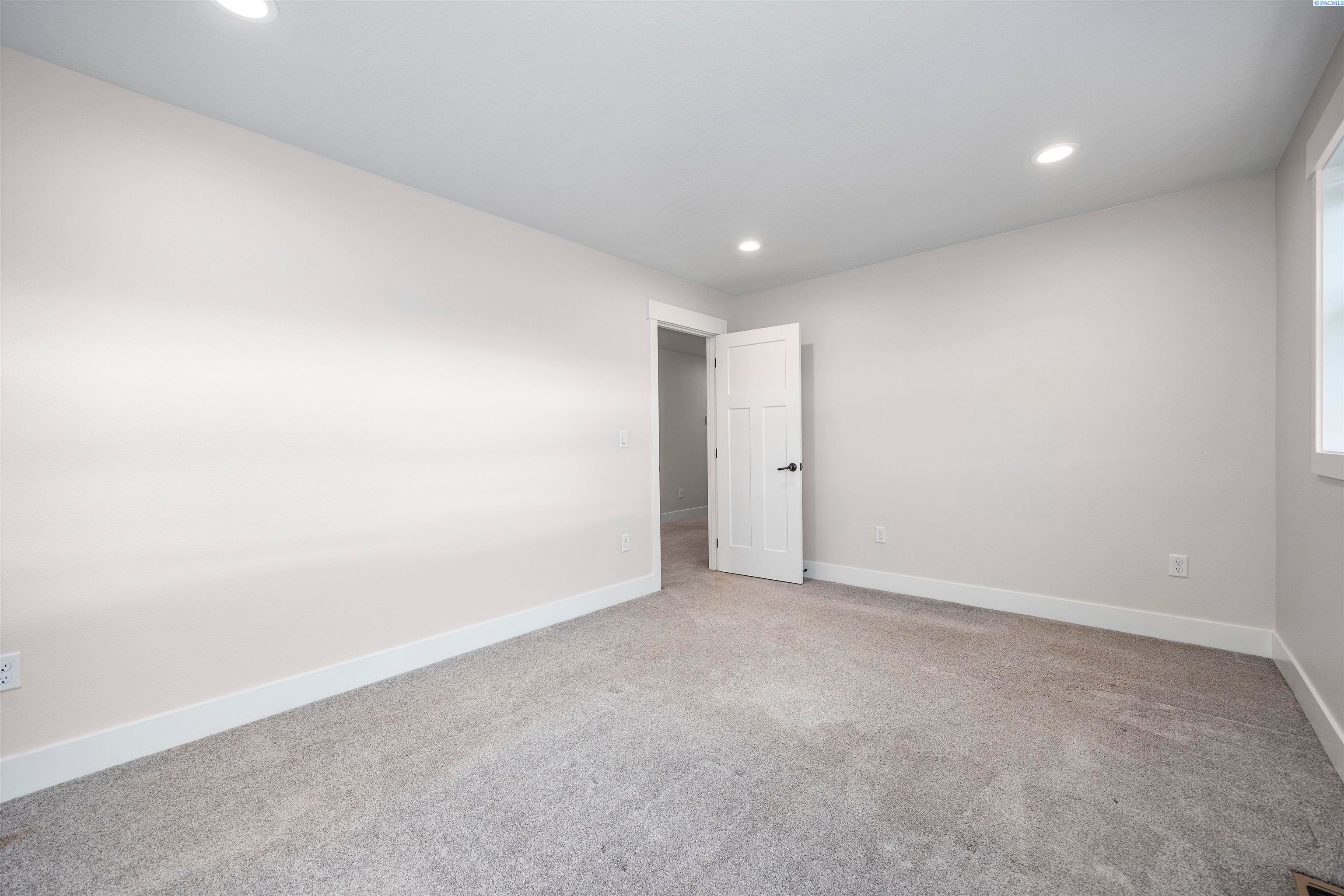 Grandview, Washington, 98930, United States, 5 Bedrooms Bedrooms, ,3 BathroomsBathrooms,Residential,For Sale,1988632