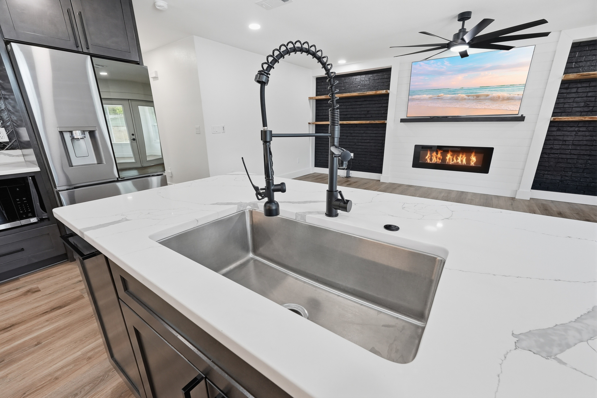  Move-In Ready Pool Home with Thoughtful Modern Updates - 物件實景