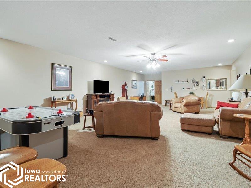 West Burlington, Iowa, 52655, United States, 4 Bedrooms Bedrooms, ,4 BathroomsBathrooms,Residential,For Sale,1982089