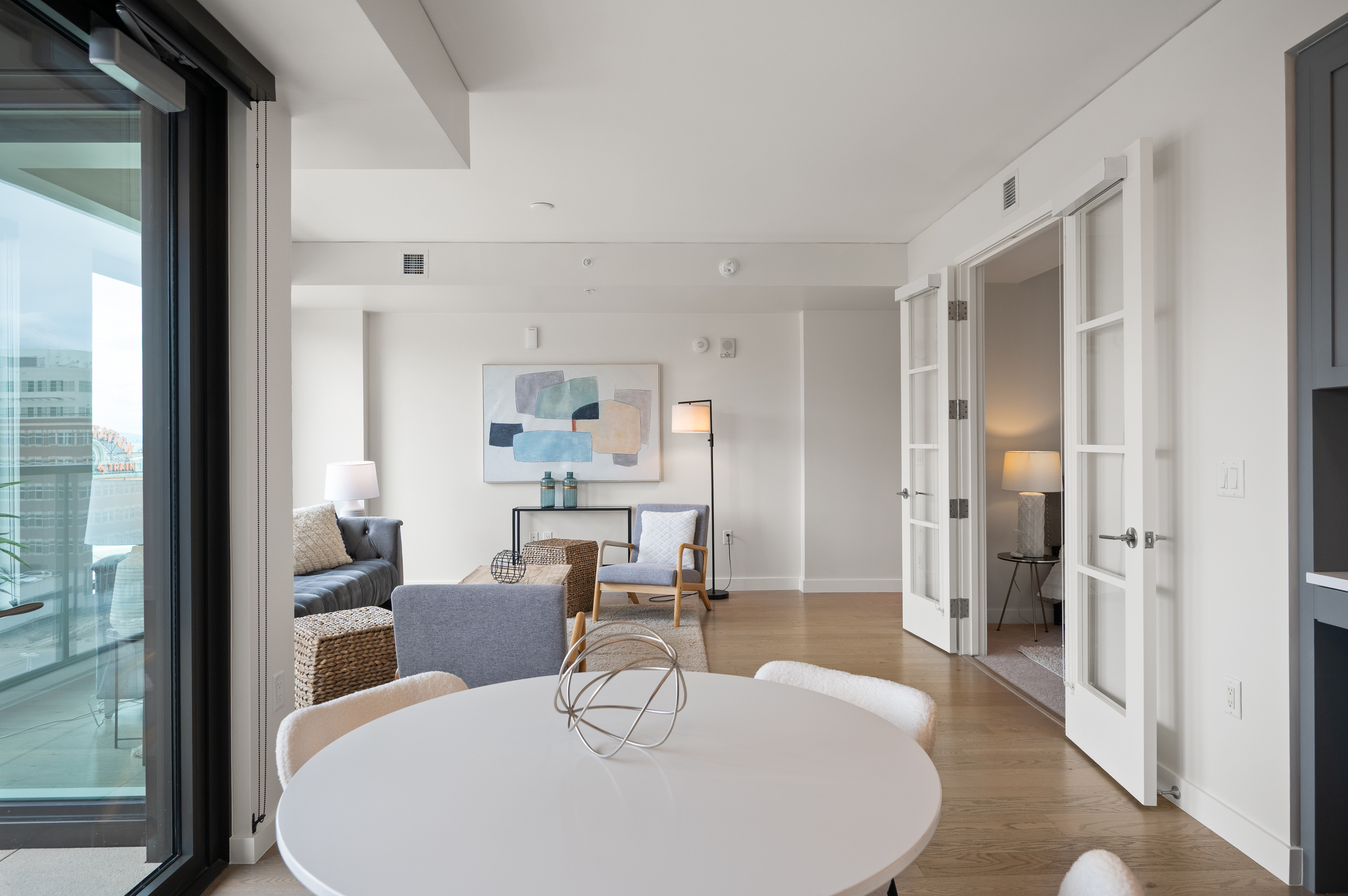  Phenomenal Views From The Floor To Ceiling Windows In This Downtown Building - 物件實景