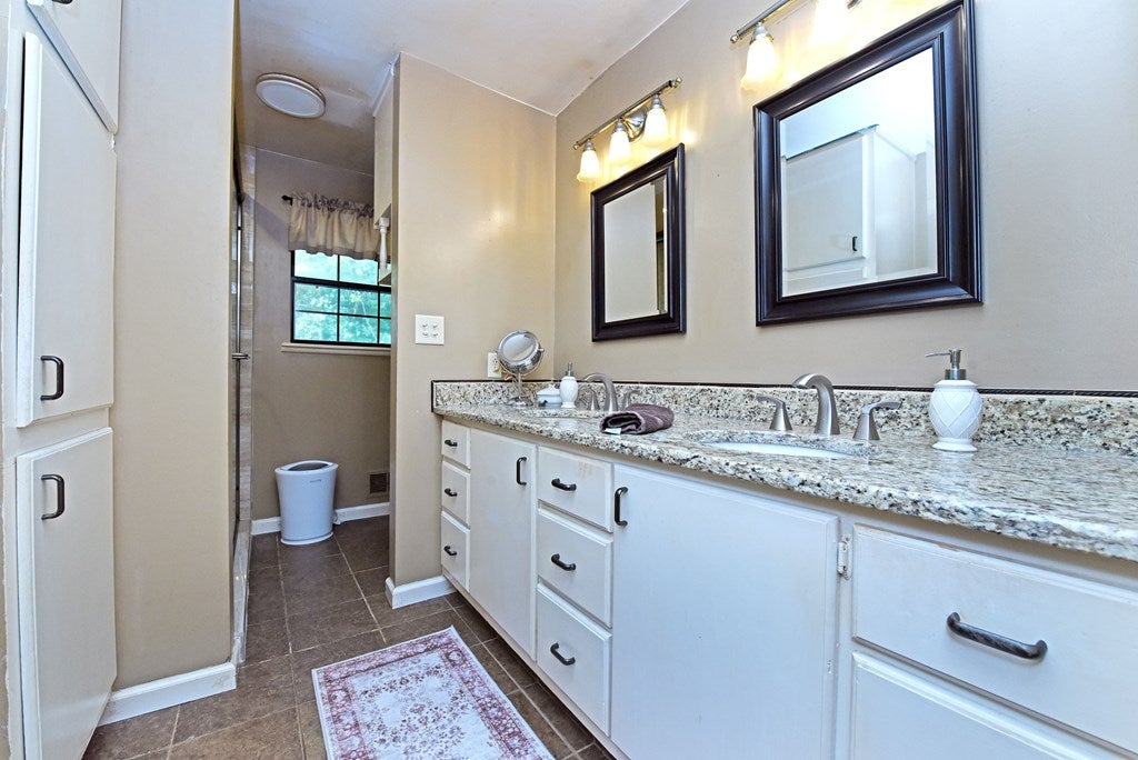 Ellijay, Georgia, 30536, United States, 4 Bedrooms Bedrooms, ,3 BathroomsBathrooms,Residential,For Sale,1940340