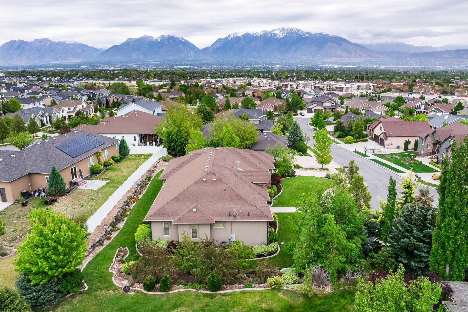  Incredible Views, Beautiful Yard, Prime Location and With Room To Grow - 物件實景