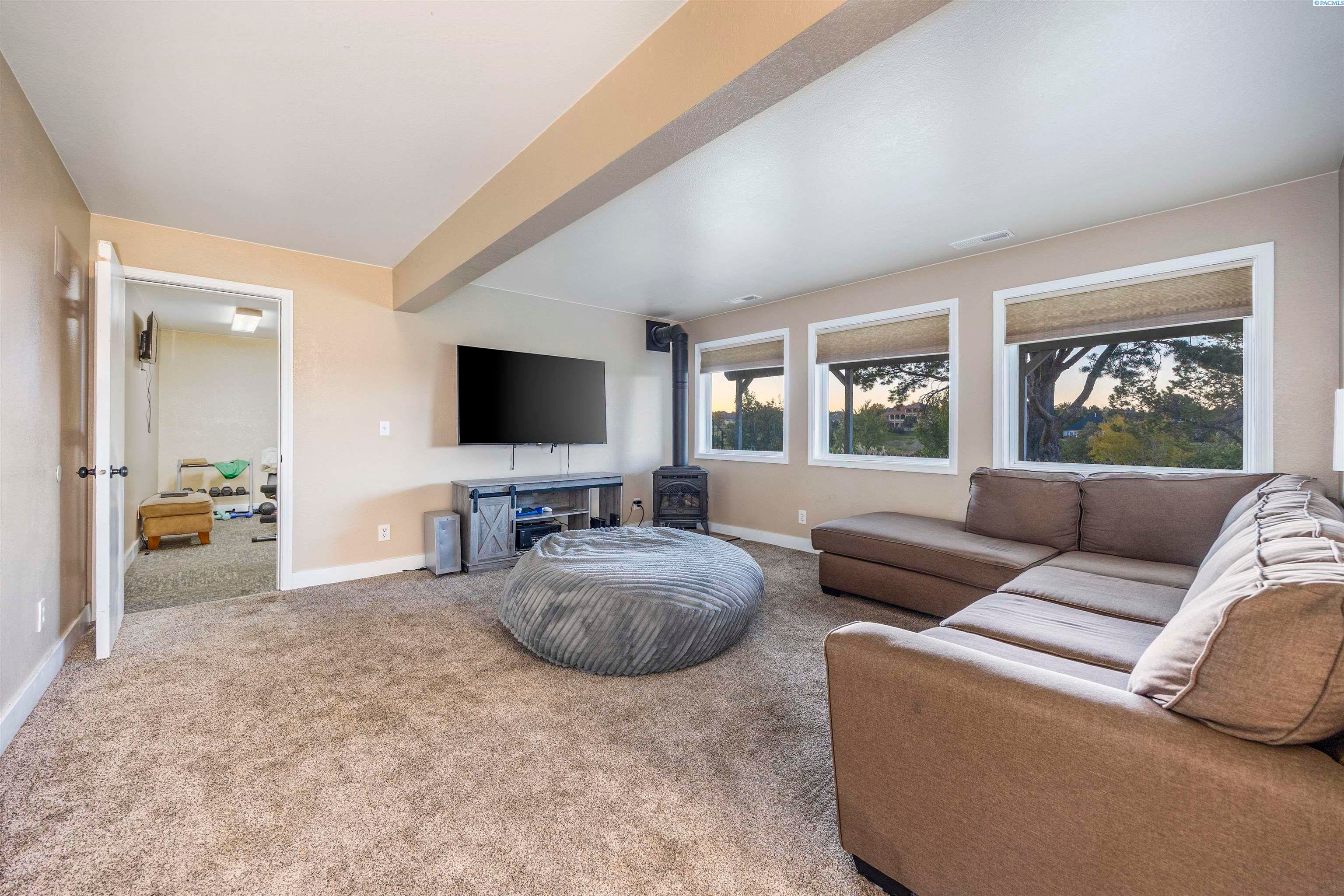 Kennewick, Washington, 99337, United States, 4 Bedrooms Bedrooms, ,2 BathroomsBathrooms,Residential,For Sale,1978666