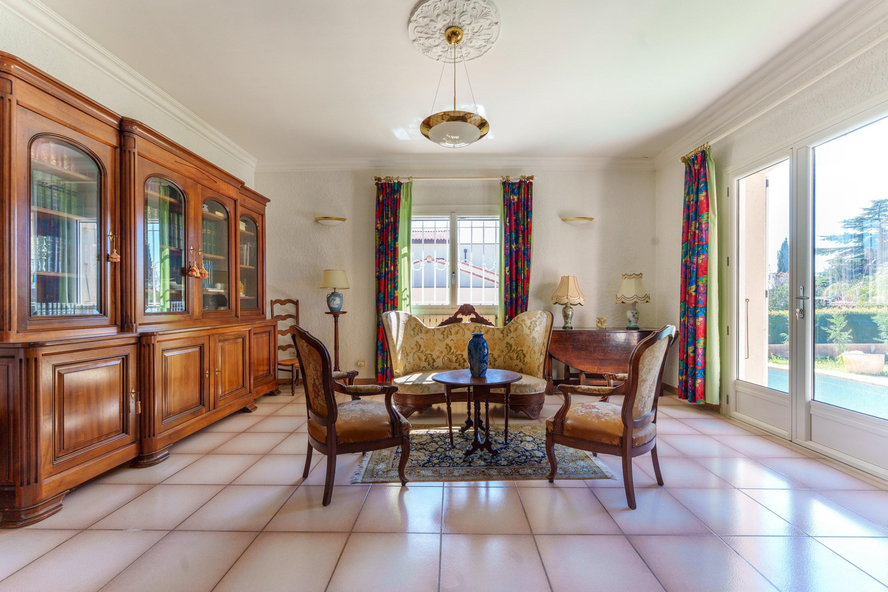  Family villa awaiting a new lease of life... - 物件實景