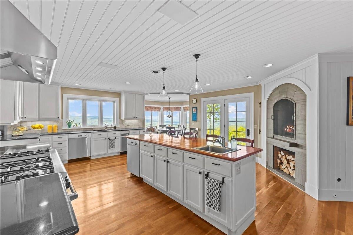 Stowe, Vermont, 05672, United States, 4 Bedrooms Bedrooms, ,6 BathroomsBathrooms,Residential,For Sale,1840116