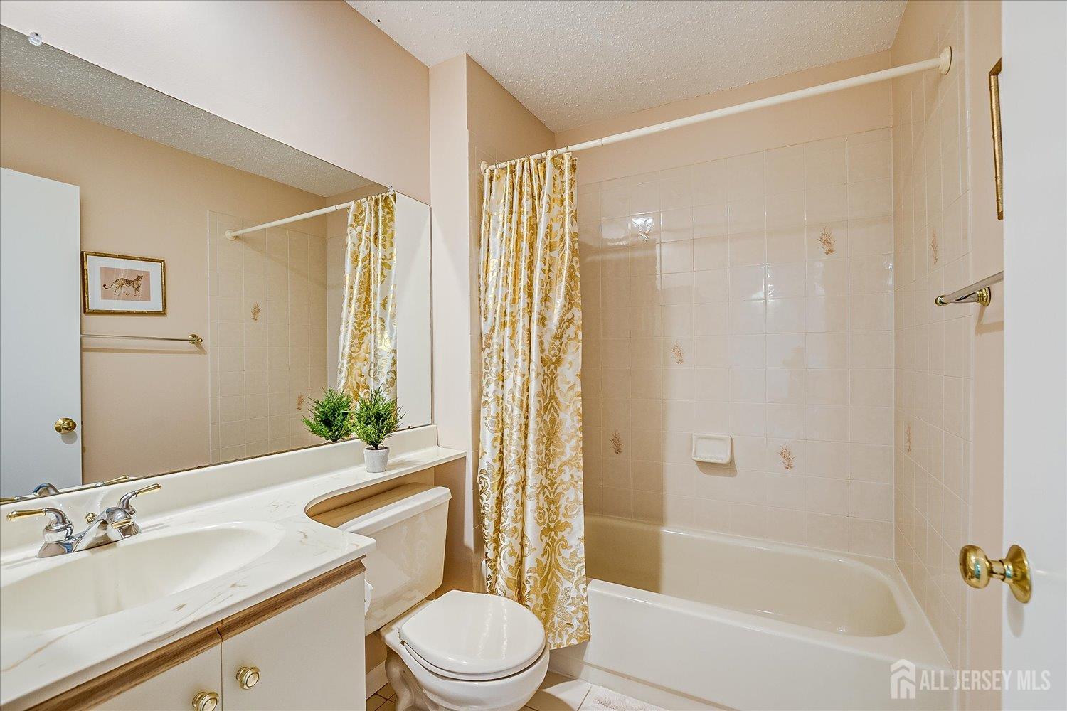 Edison, New Jersey, 08820, United States, 2 Bedrooms Bedrooms, ,3 BathroomsBathrooms,Residential,For Sale,1991890