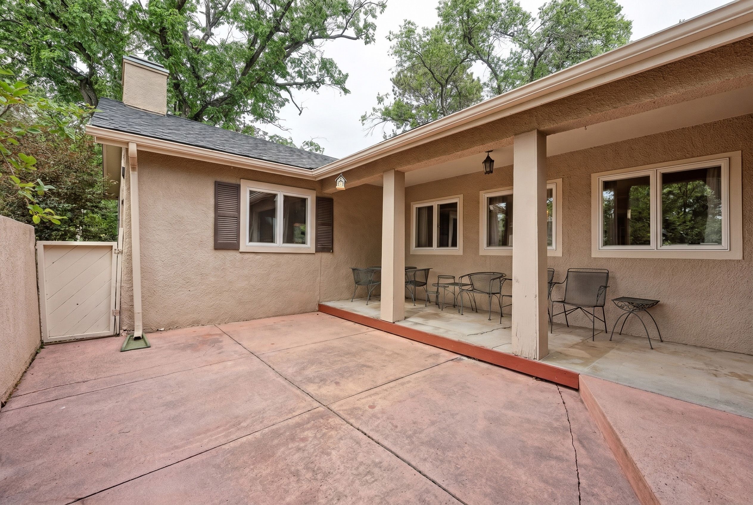  One-Level Broadmoor Living - 物件實景