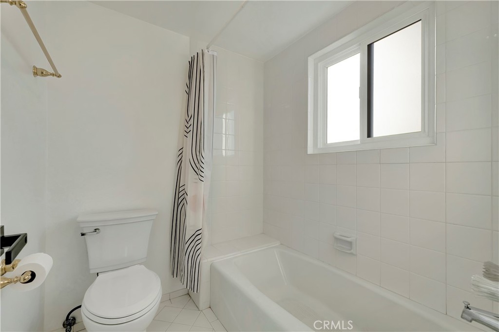 Long Beach, California, 90814, United States, 2 Bedrooms Bedrooms, ,1 BathroomBathrooms,Residential,For Sale,1989158