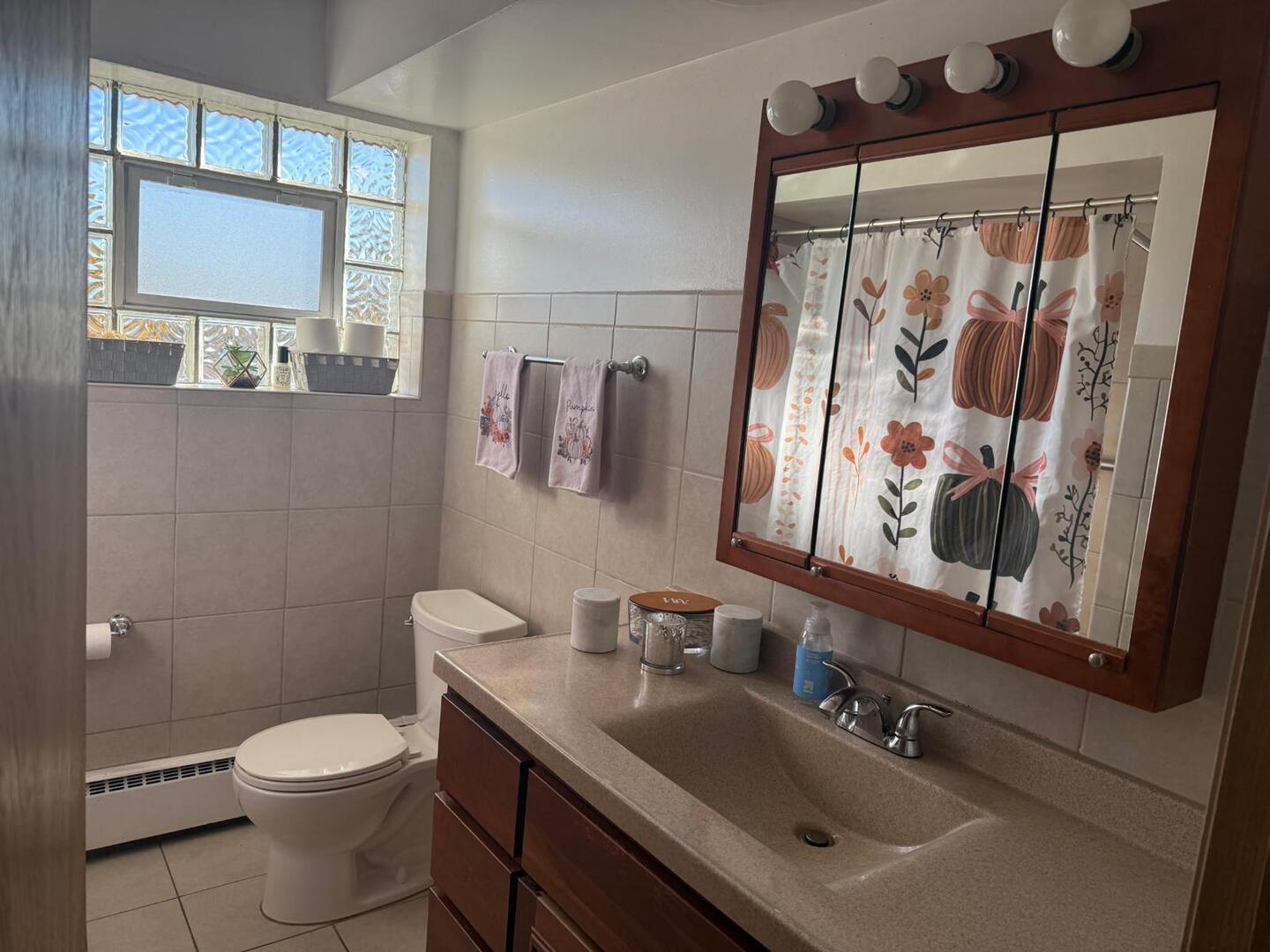 Niles, Illinois, 60714, United States, 5 Bedrooms Bedrooms, ,Residential,For Sale,1990948