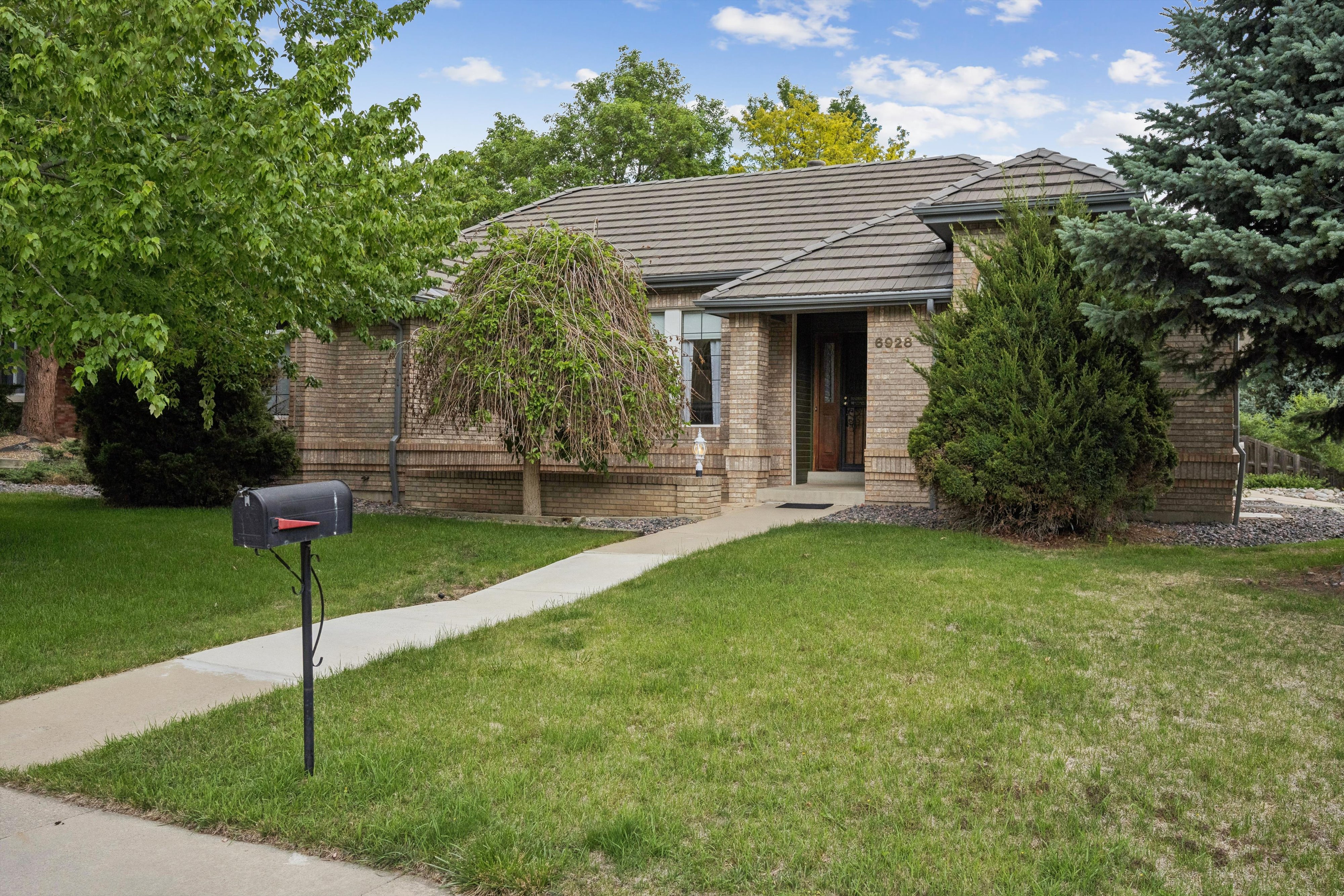  Thoughtfully Updated and Beautifully Maintained Ranch-Style Residence - 物件實景