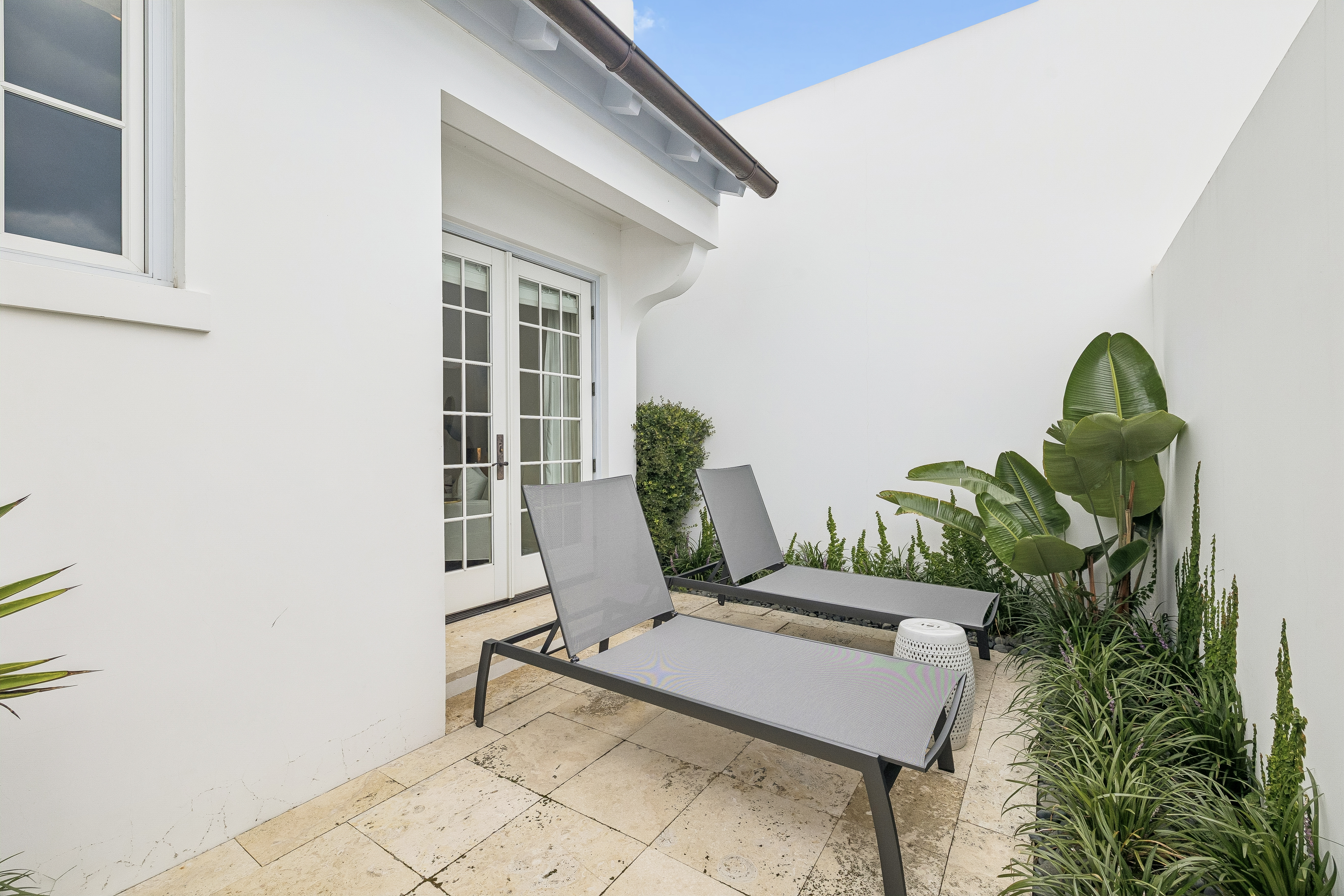  Courtyard Retreat with Dual Primary Suites in Coastal Community - 物件實景
