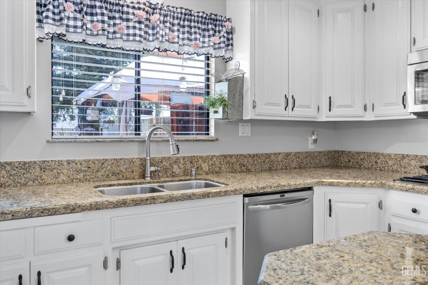 Bakersfield, California, 93308, United States, 4 Bedrooms Bedrooms, ,3 BathroomsBathrooms,Residential,For Sale,1989442